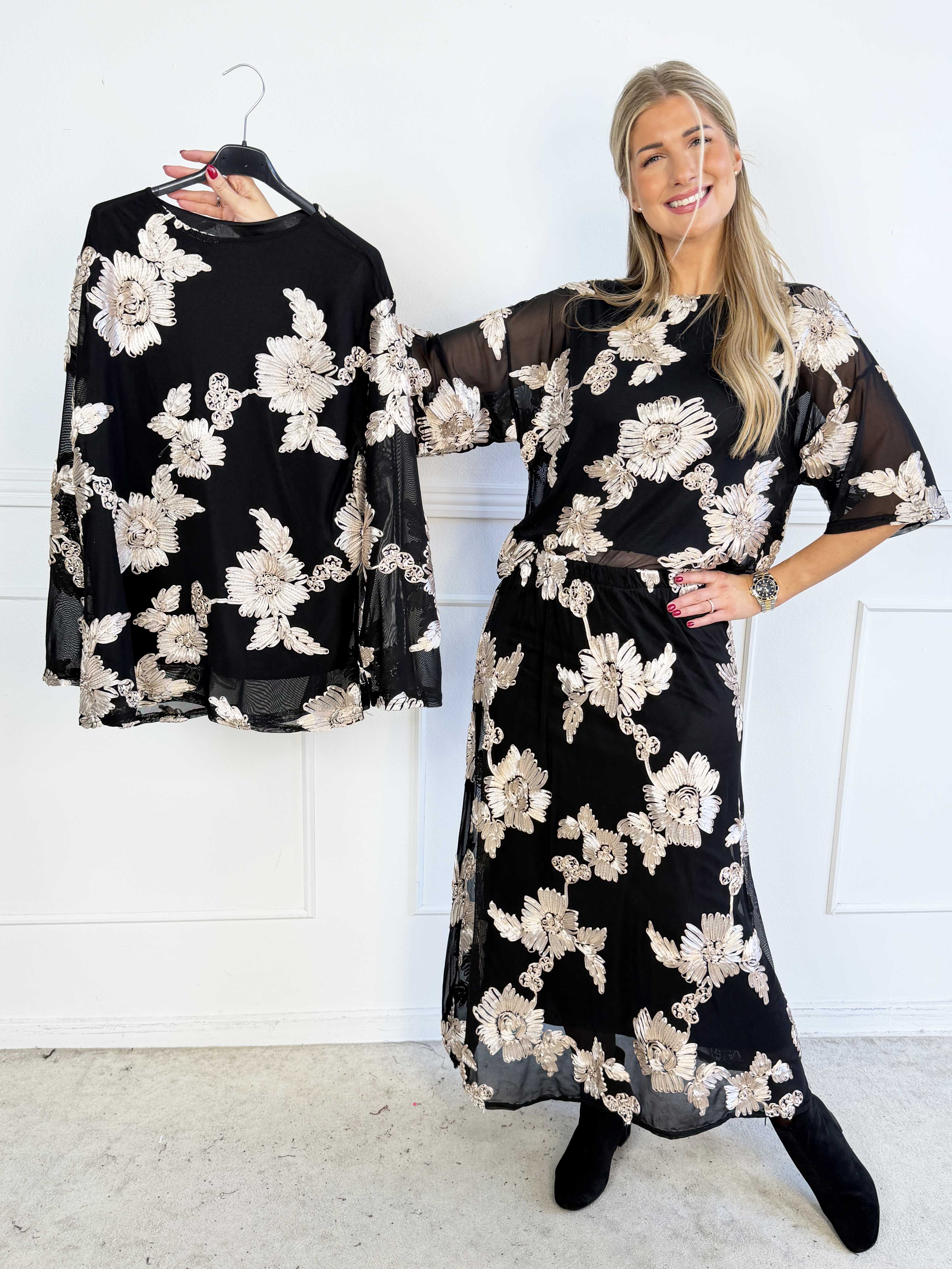 Silke Flora - Feminin kjol i lätt mesh med fina blomstermotiv som ger en elegant och romantisk look
