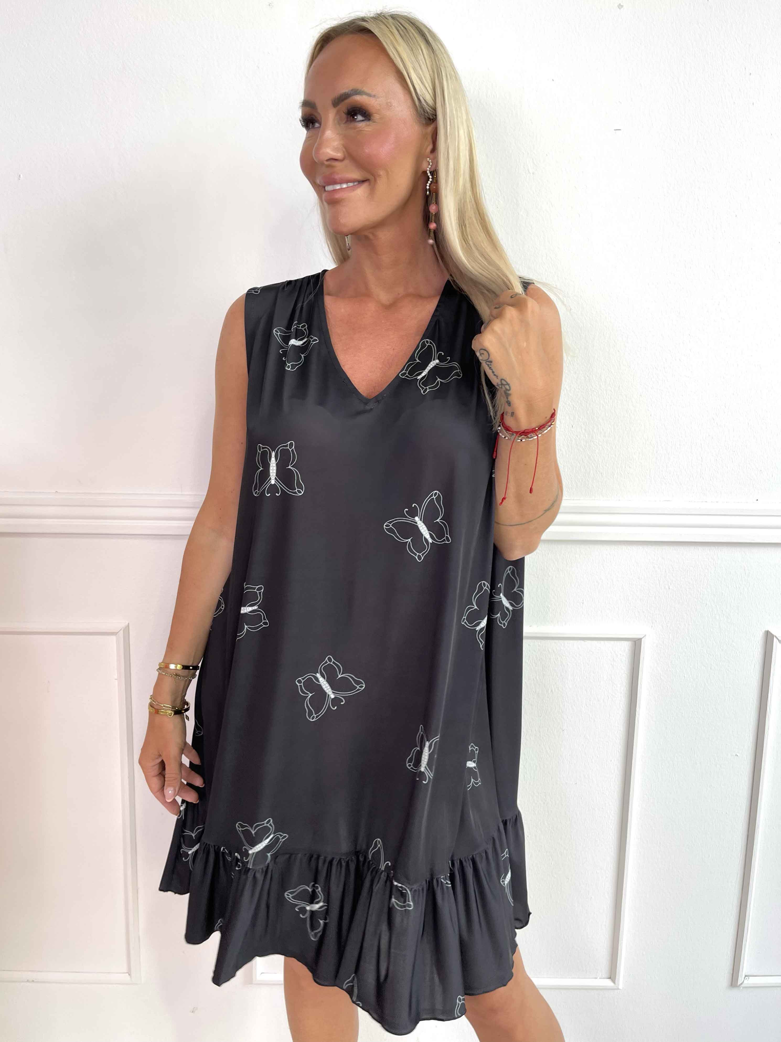 Aurelia - Sommarklänning med fjärilstryck och volangkant