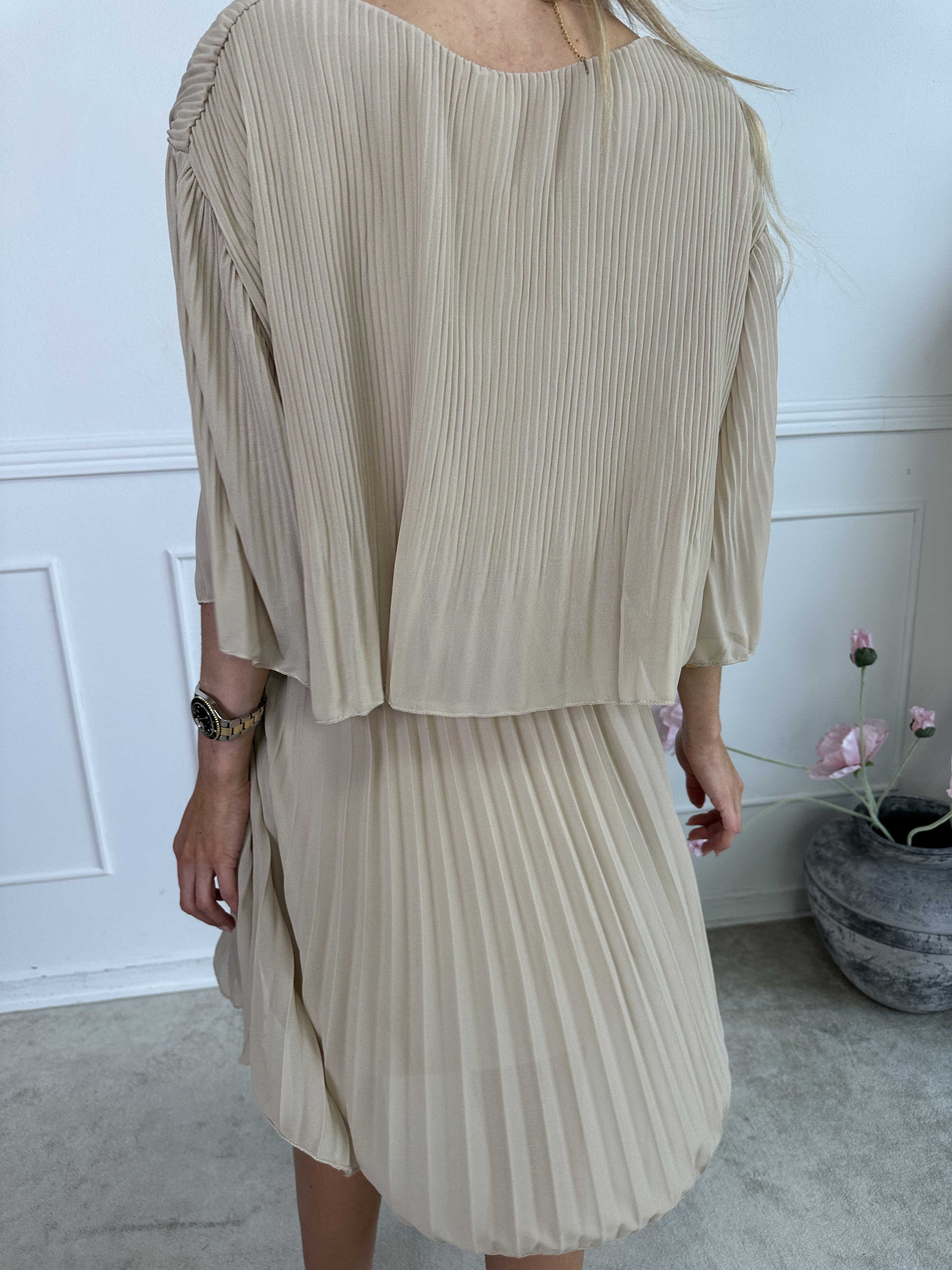 Kristina - Sød plisseret kjole med flæselag