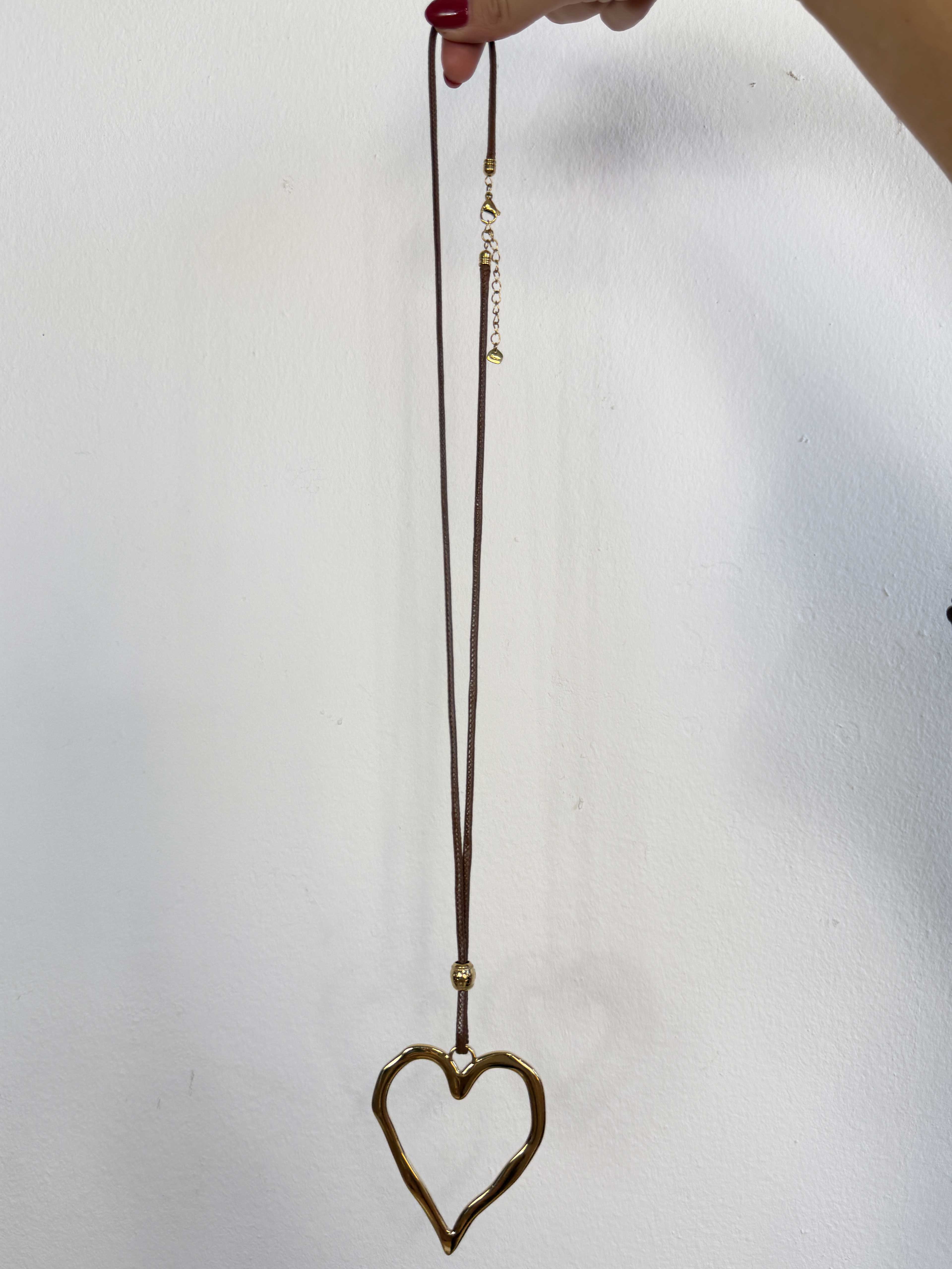 Heart - Långt halsband i läderlook med guldfärgat hjärthänge