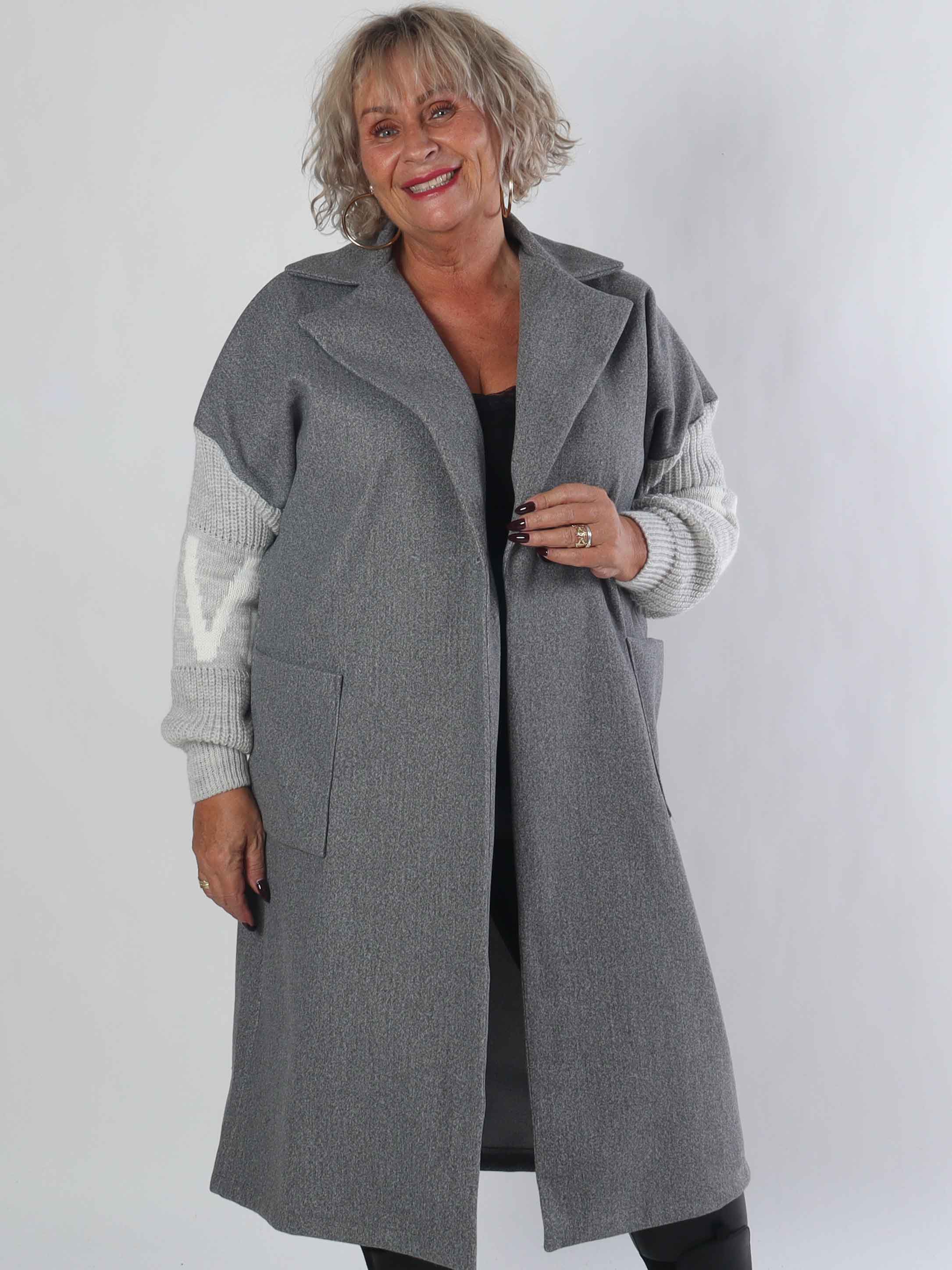 Debbie Midi - Fin plus size kappa med stickade ärmar