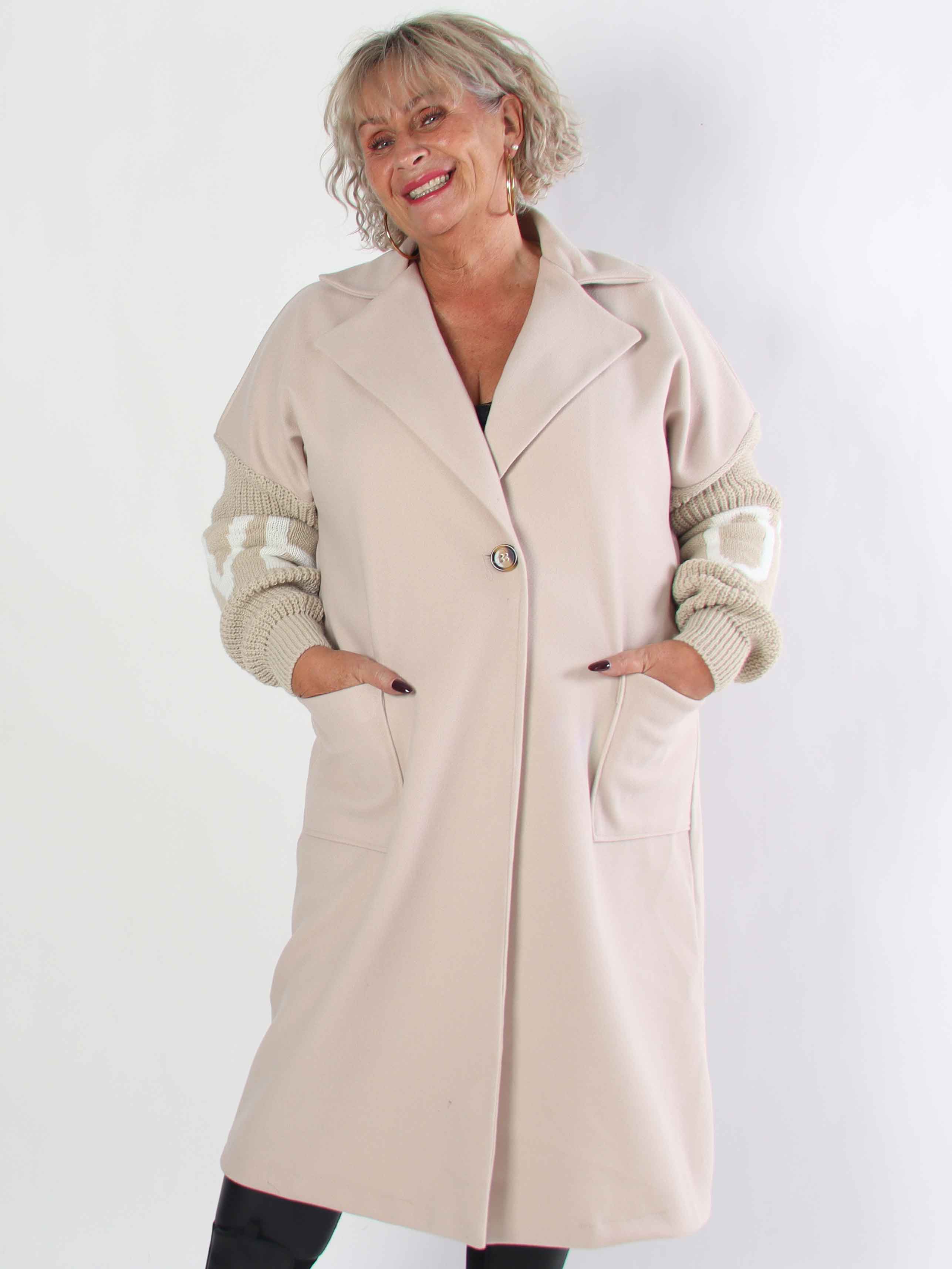 Debbie Midi - Fin plus size kappa med stickade ärmar