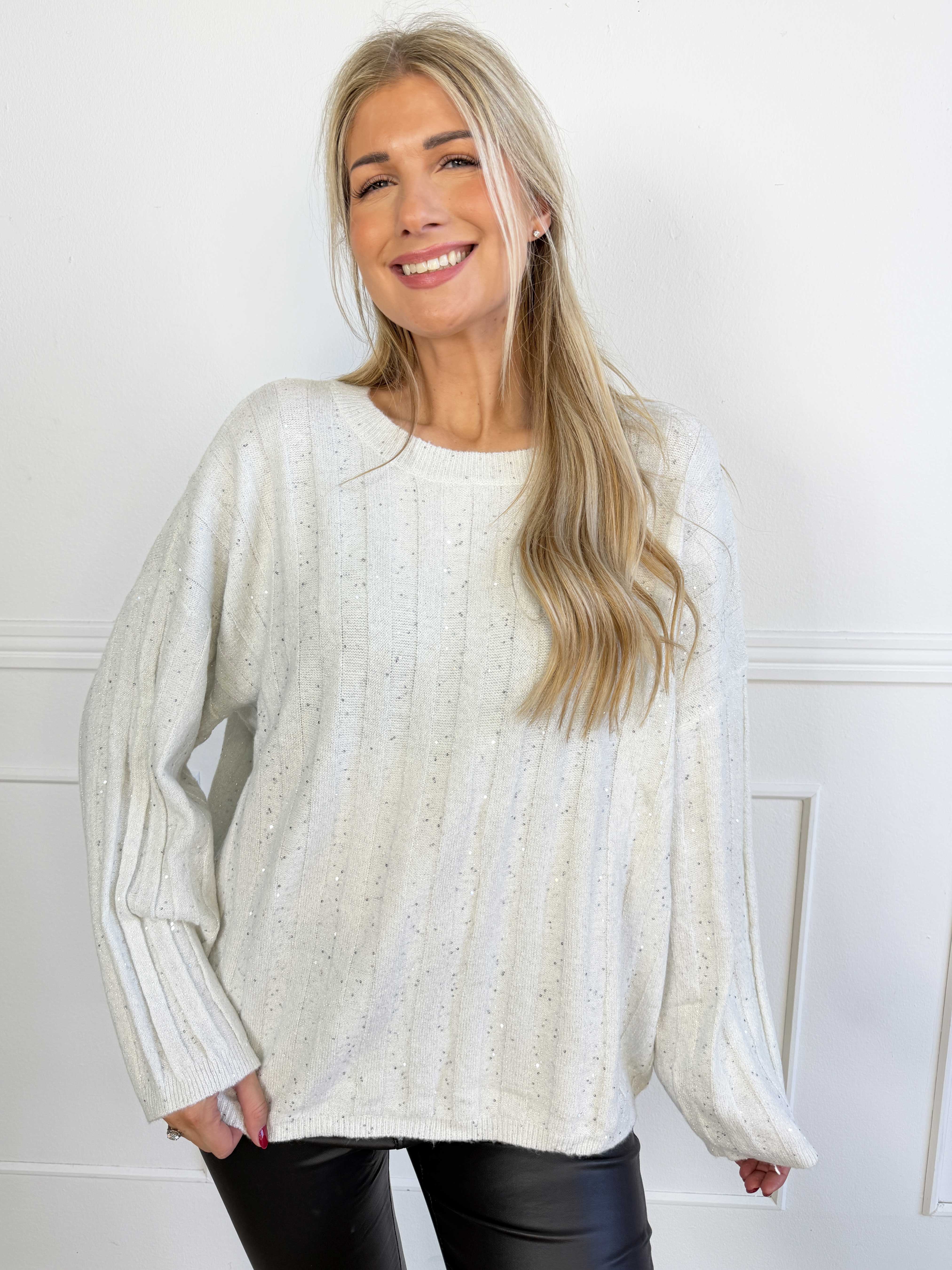 Freja - Fin stickad tröja med glittrande trådar och små paljetter som ger en elegant och festlig touch