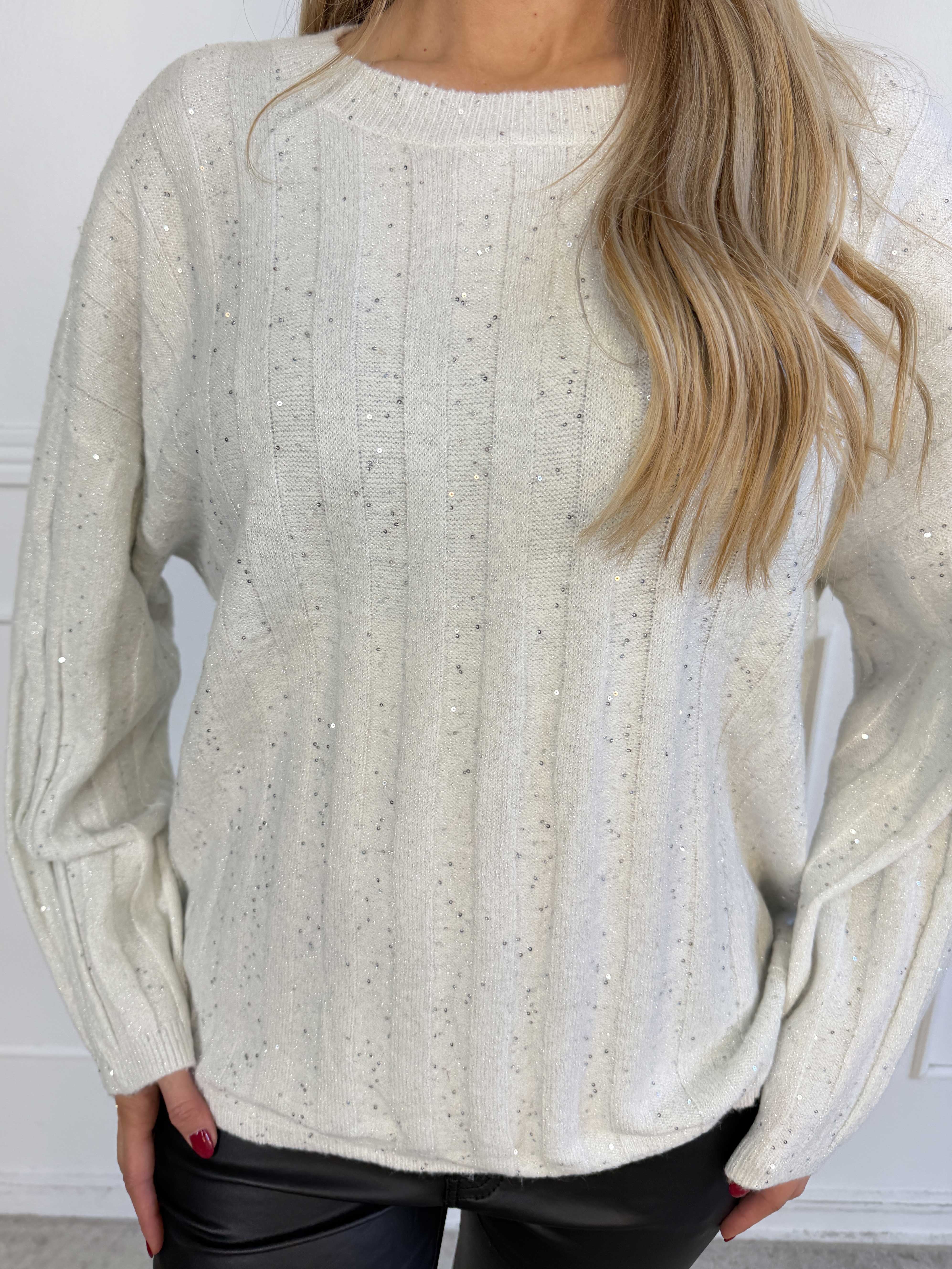 Freja - Fin stickad tröja med glittrande trådar och små paljetter som ger en elegant och festlig touch