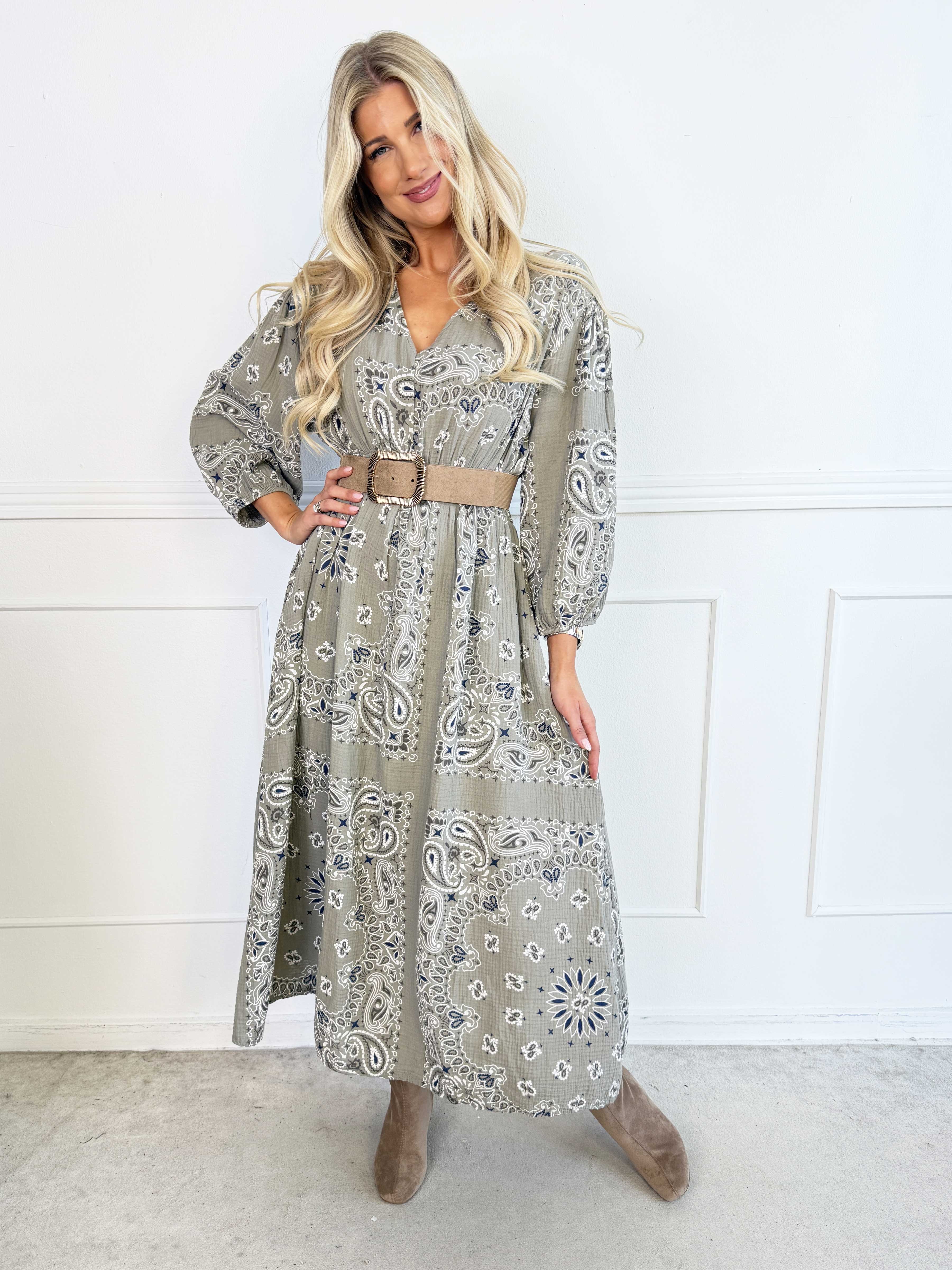 Jasmin Paisley – Plus size klänning i mjuk bomullsmuslin med paisleymönster