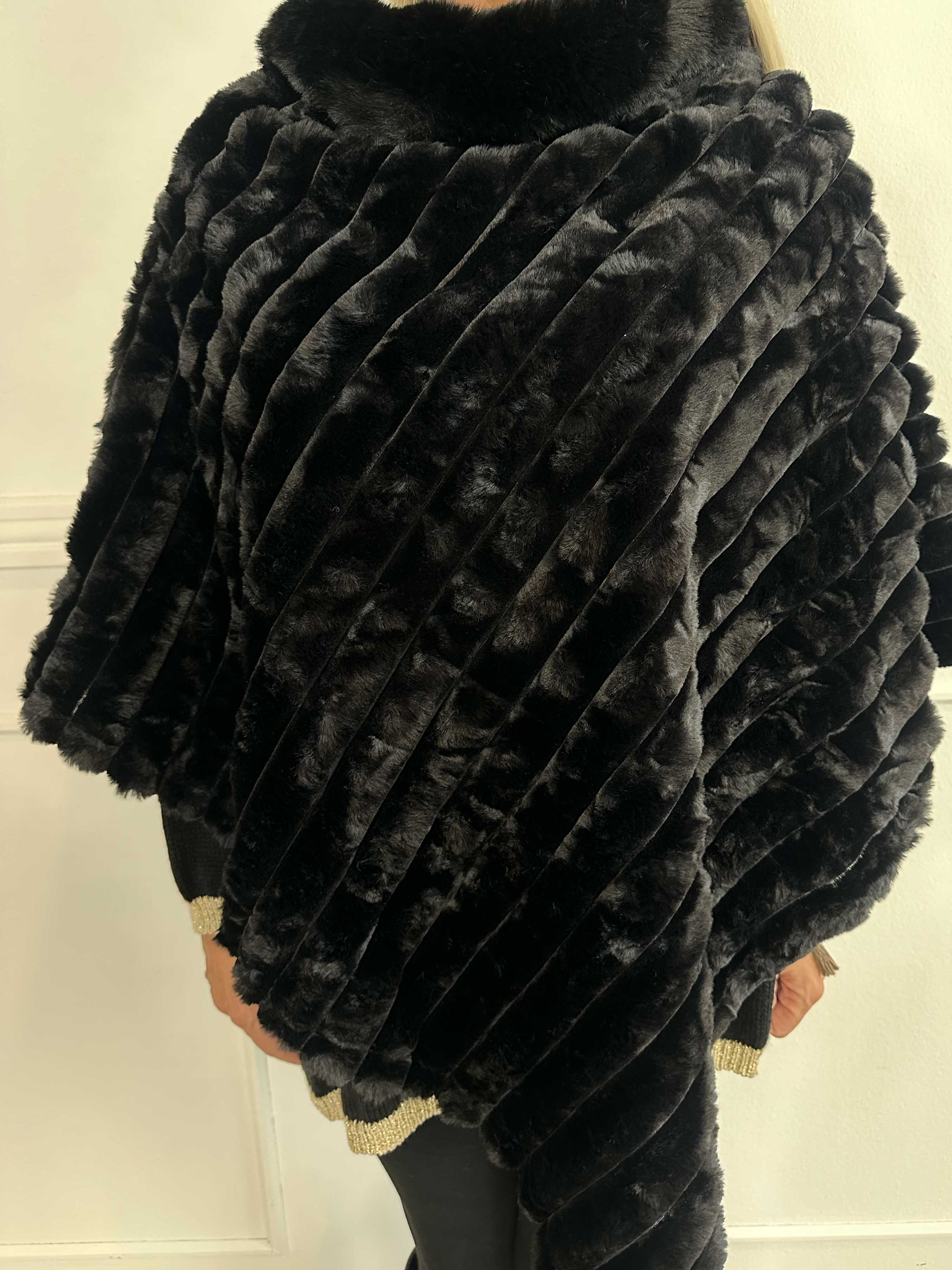 Wendie - Mjuk poncho i fuskpäls