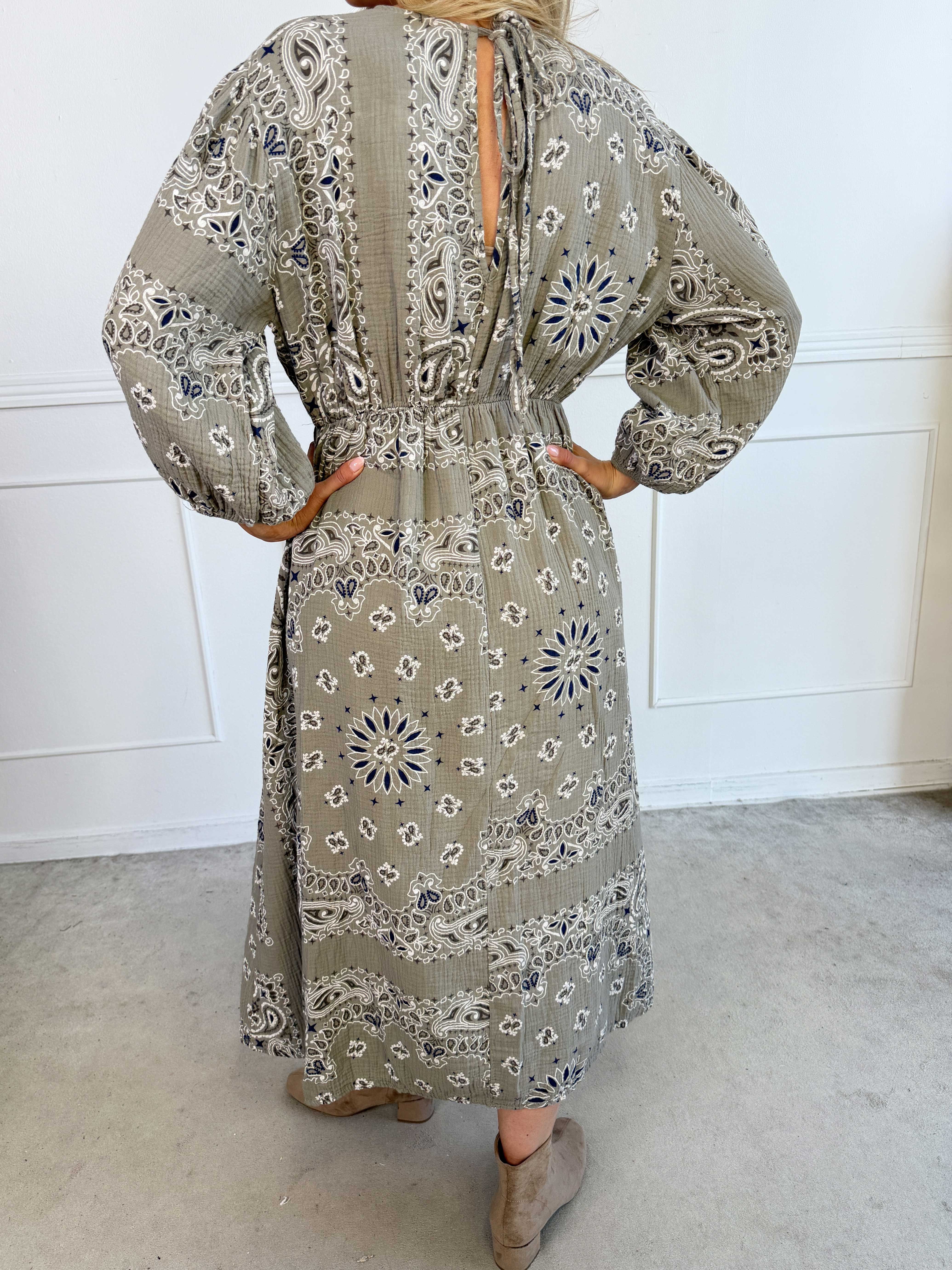 Jasmin Paisley – Plus size klänning i mjuk bomullsmuslin med paisleymönster