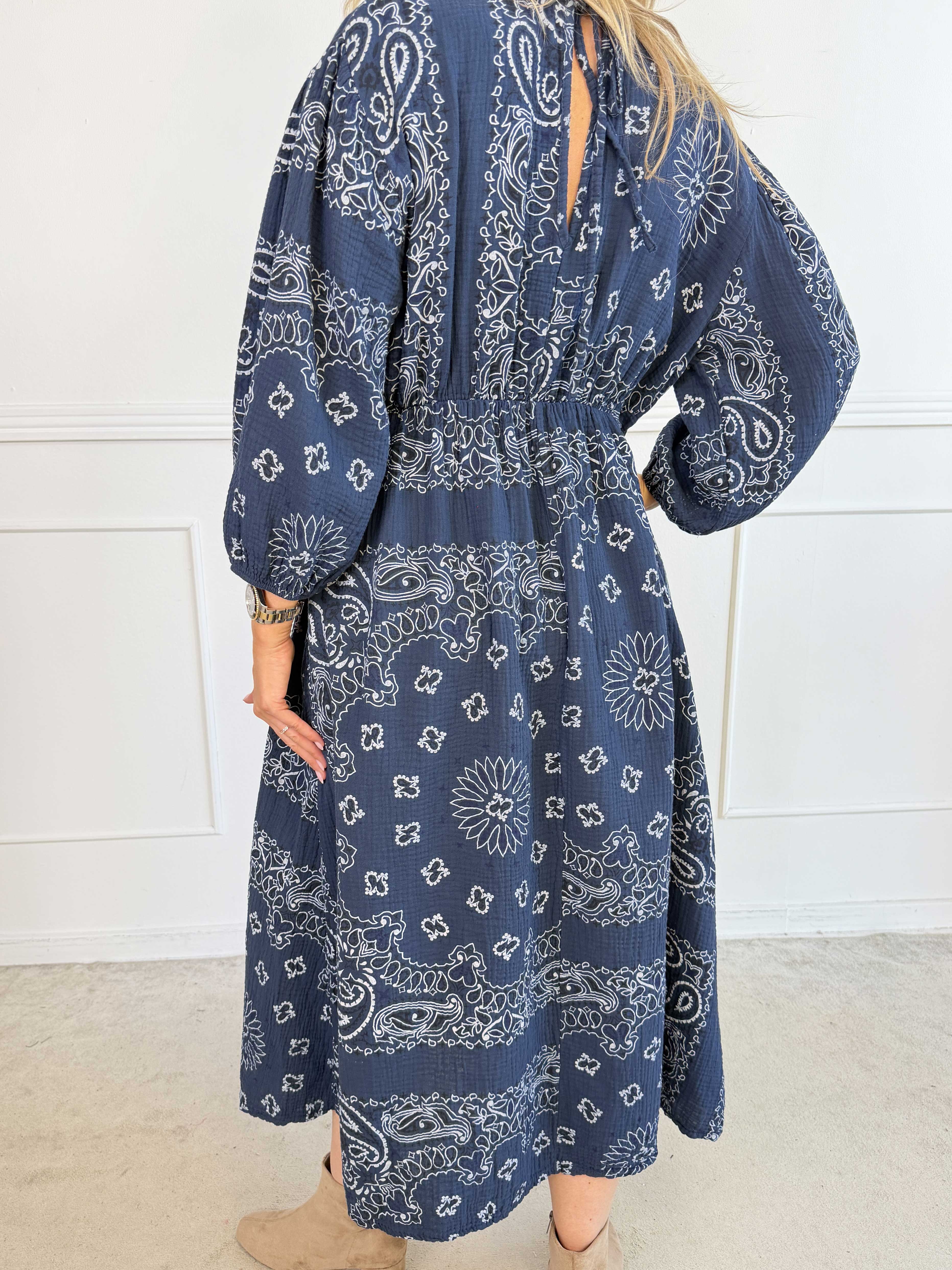 Jasmin Paisley – Plus size klänning i mjuk bomullsmuslin med paisleymönster