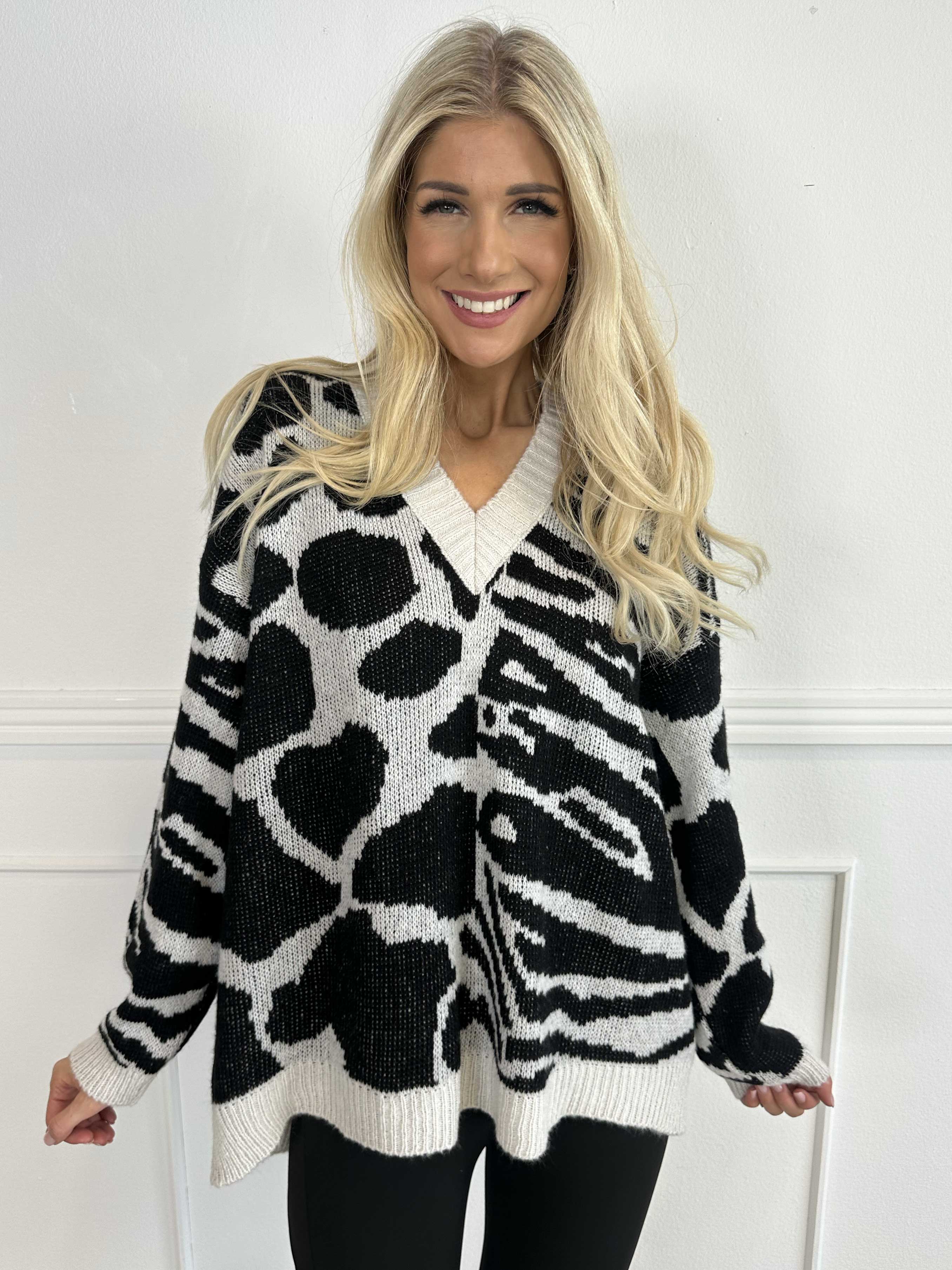 Alma - Stickad blus med ull i djurtryck och v-ringad