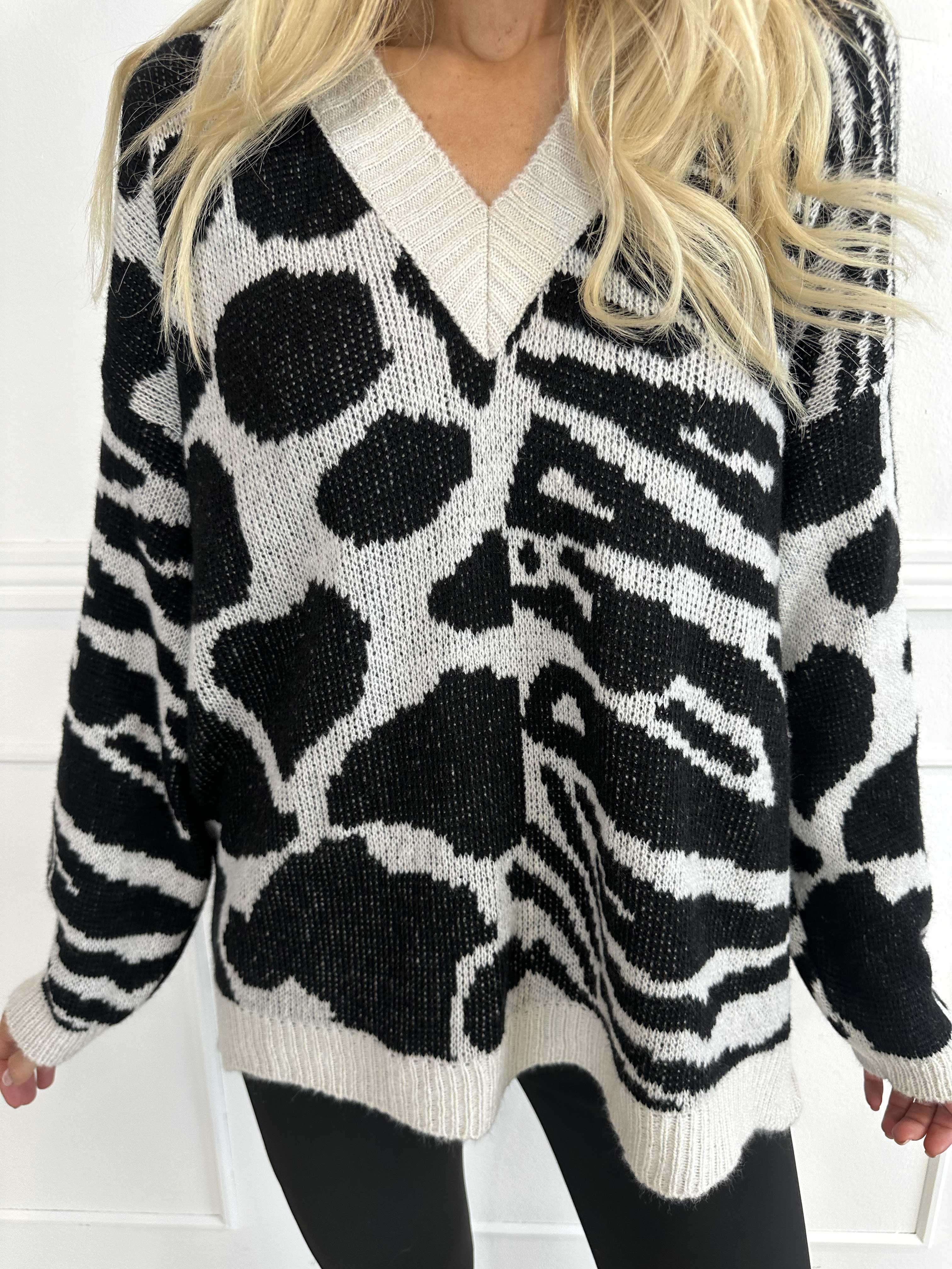 Alma - Stickad blus med ull i djurtryck och v-ringad