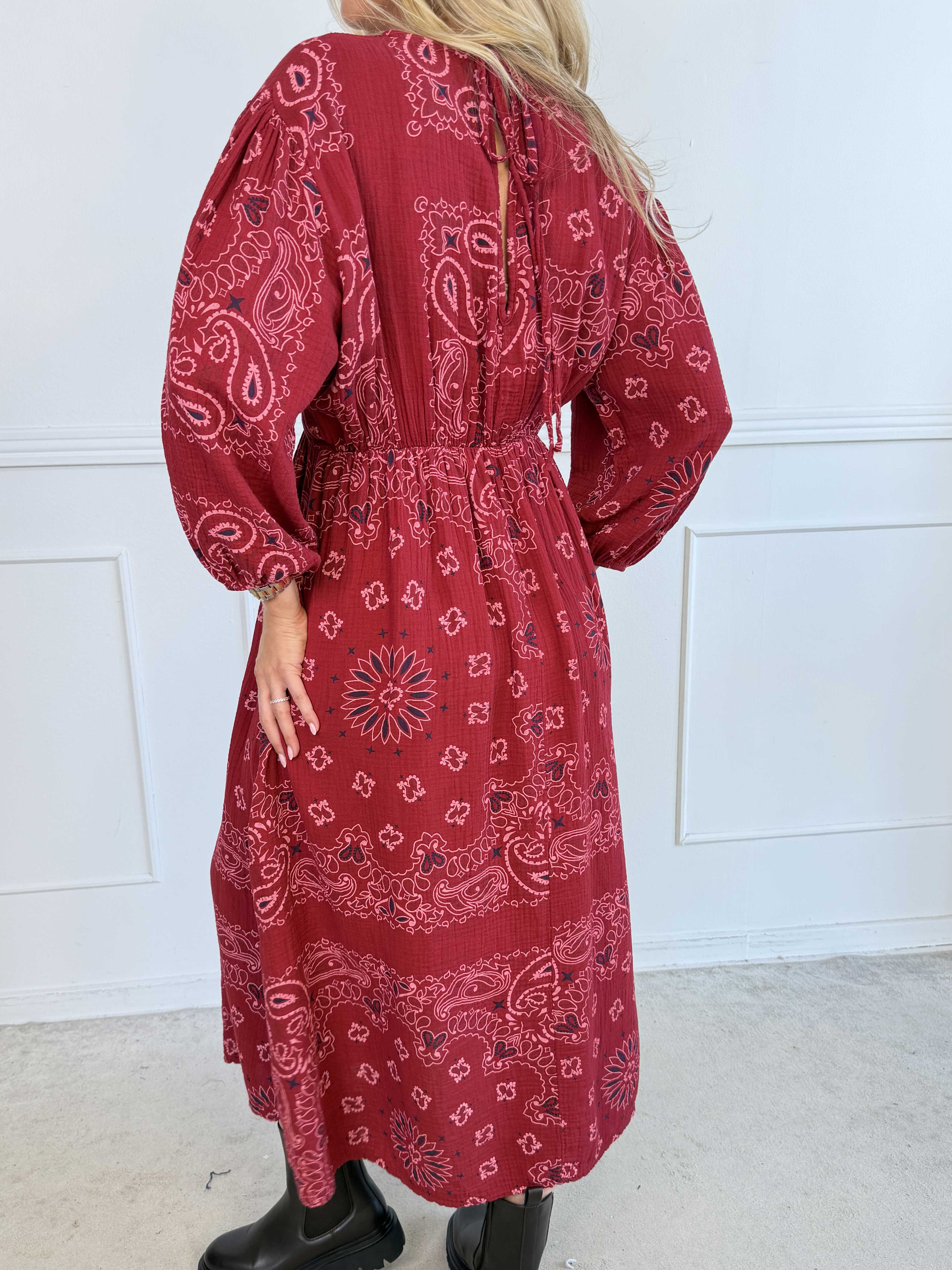 Jasmin Paisley – Plus size klänning i mjuk bomullsmuslin med paisleymönster