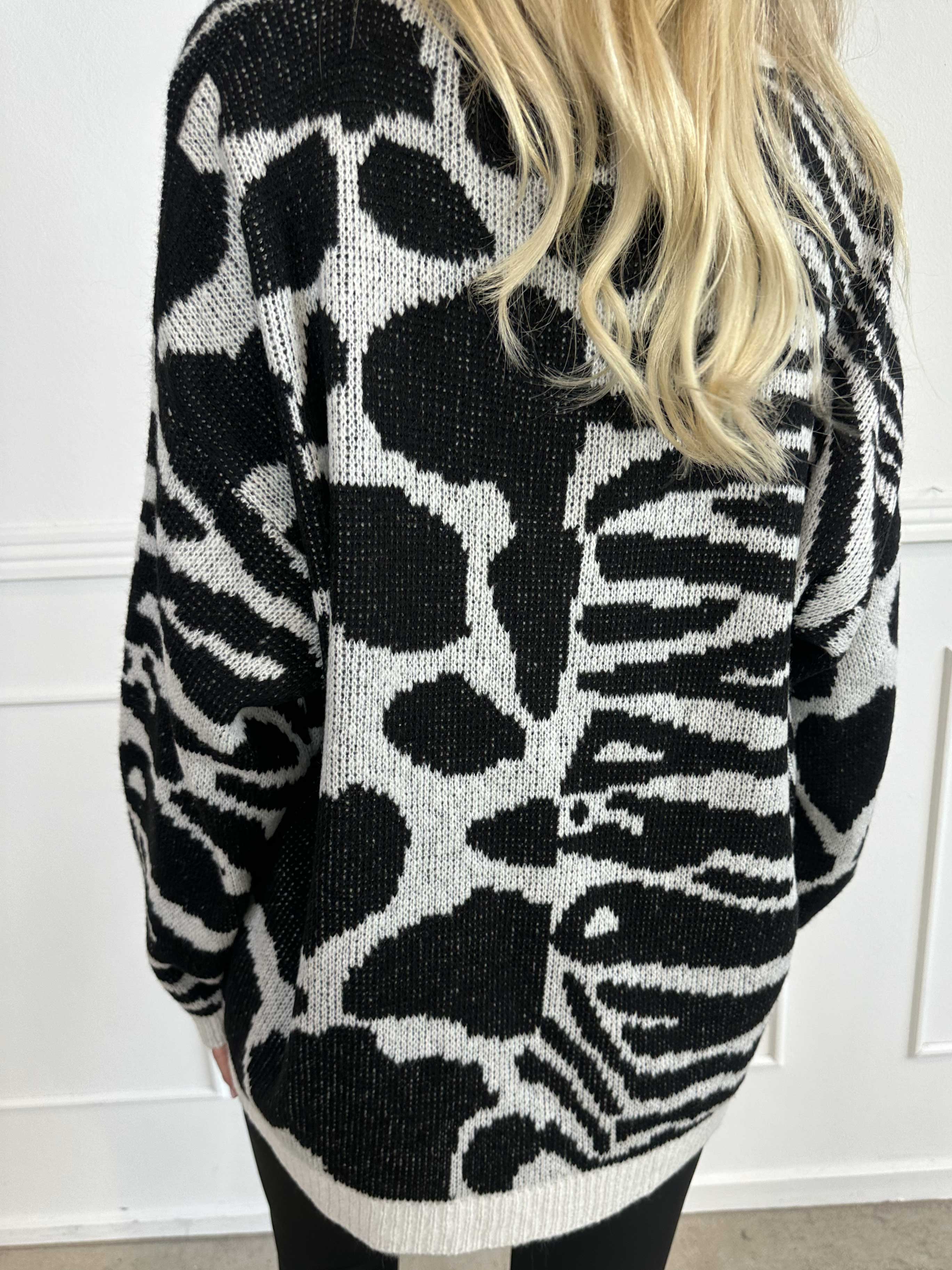 Alma - Stickad blus med ull i djurtryck och v-ringad