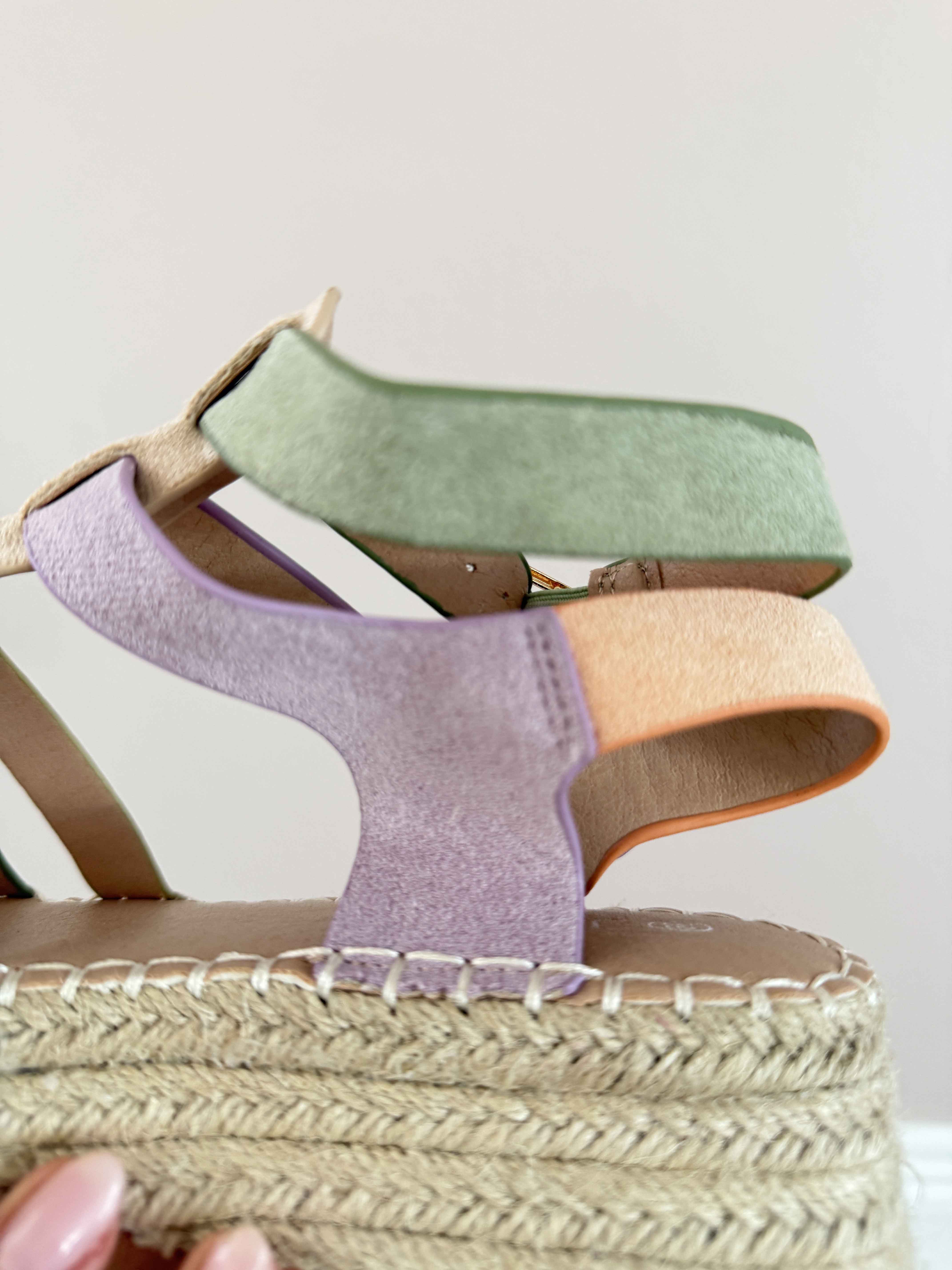 Piper - Sandaler med remme i blødt ruskindslook og plateauhæl med flettet detalje