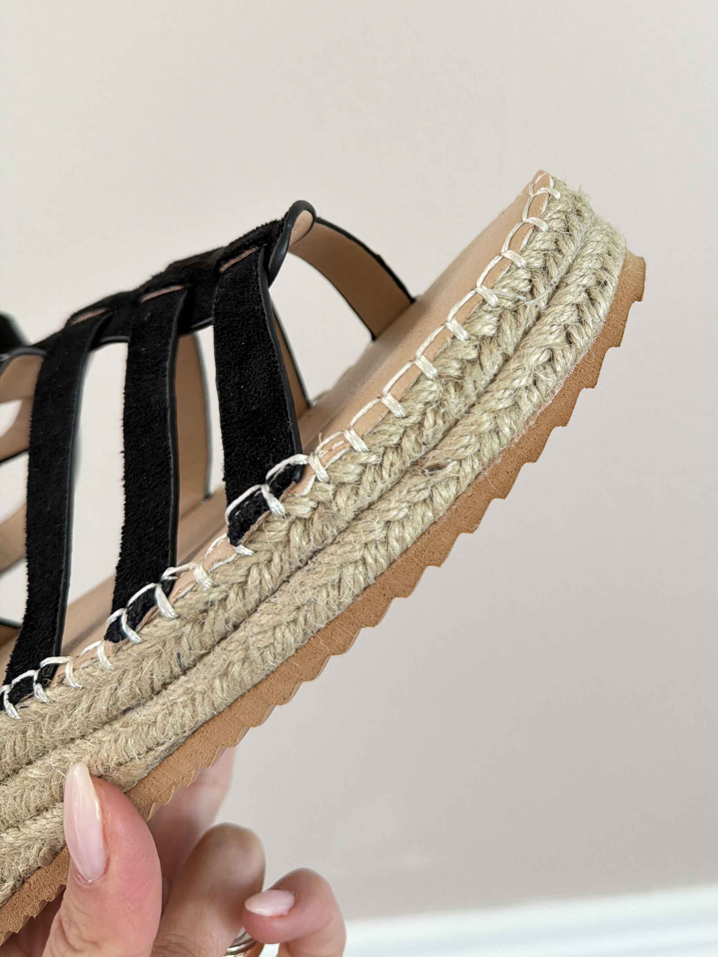 Piper - Sandaler med remme i blødt ruskindslook og plateauhæl med flettet detalje