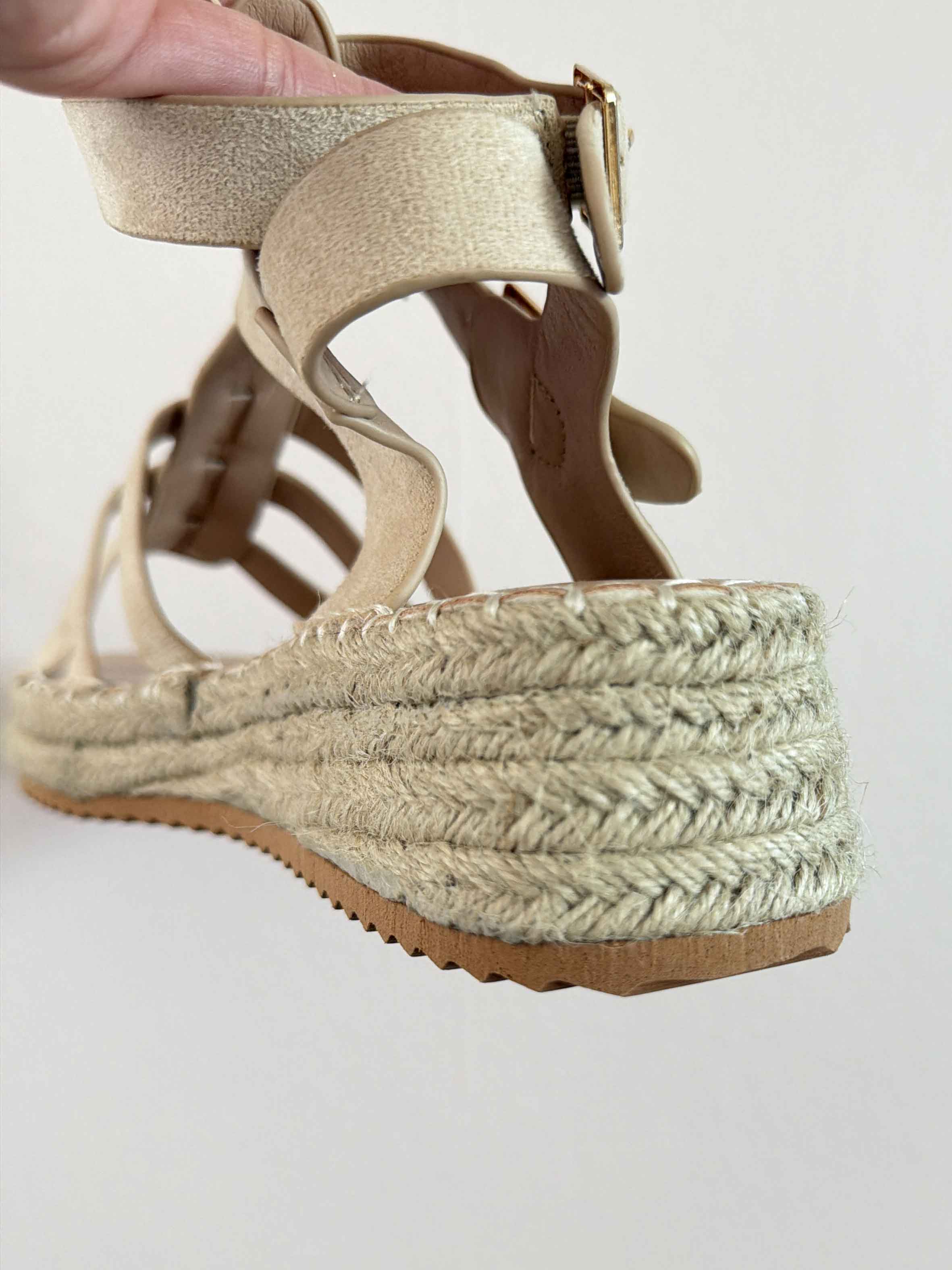 Piper - Sandaler med remme i blødt ruskindslook og plateauhæl med flettet detalje