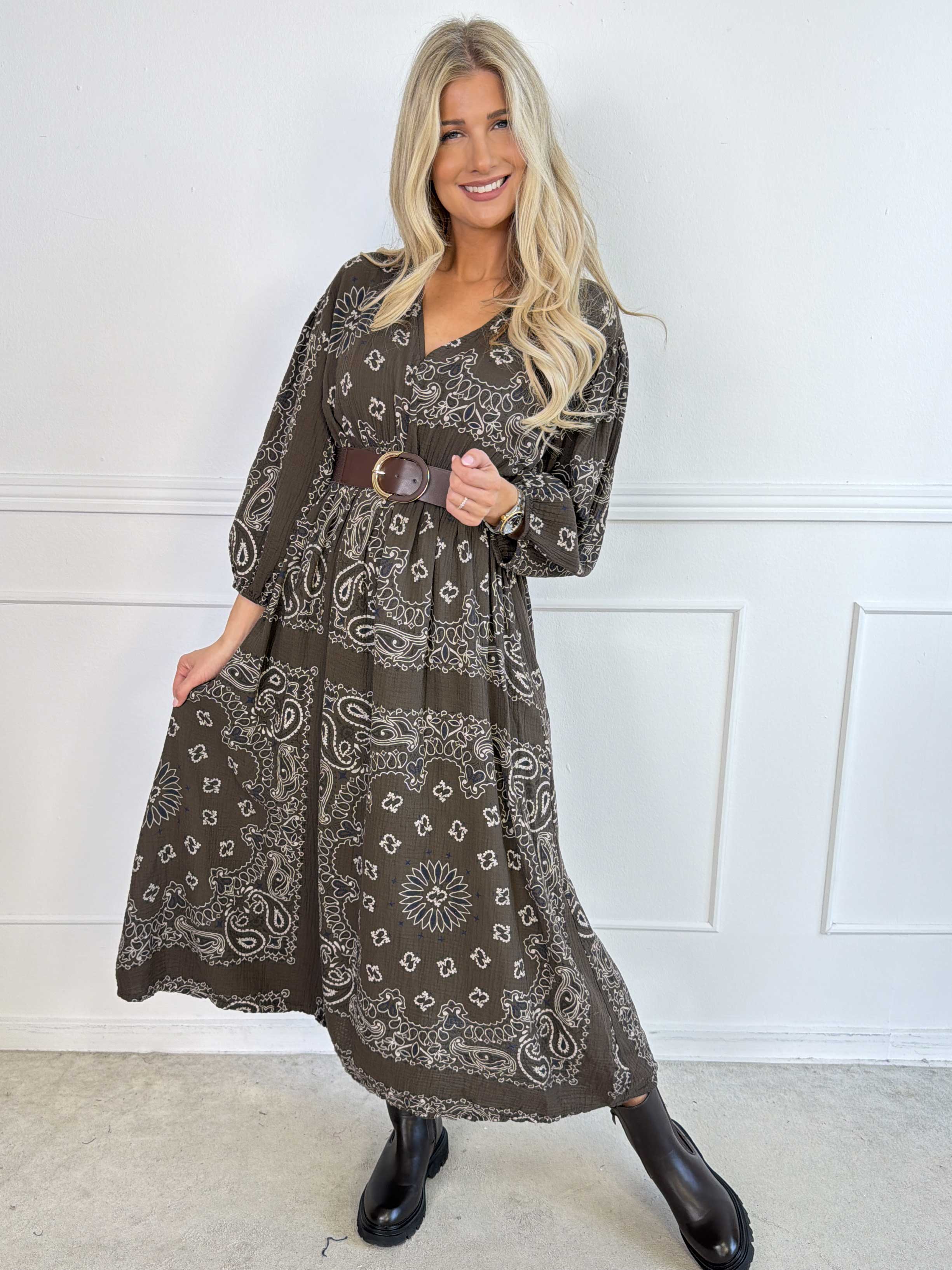 Jasmin Paisley – Plus size klänning i mjuk bomullsmuslin med paisleymönster