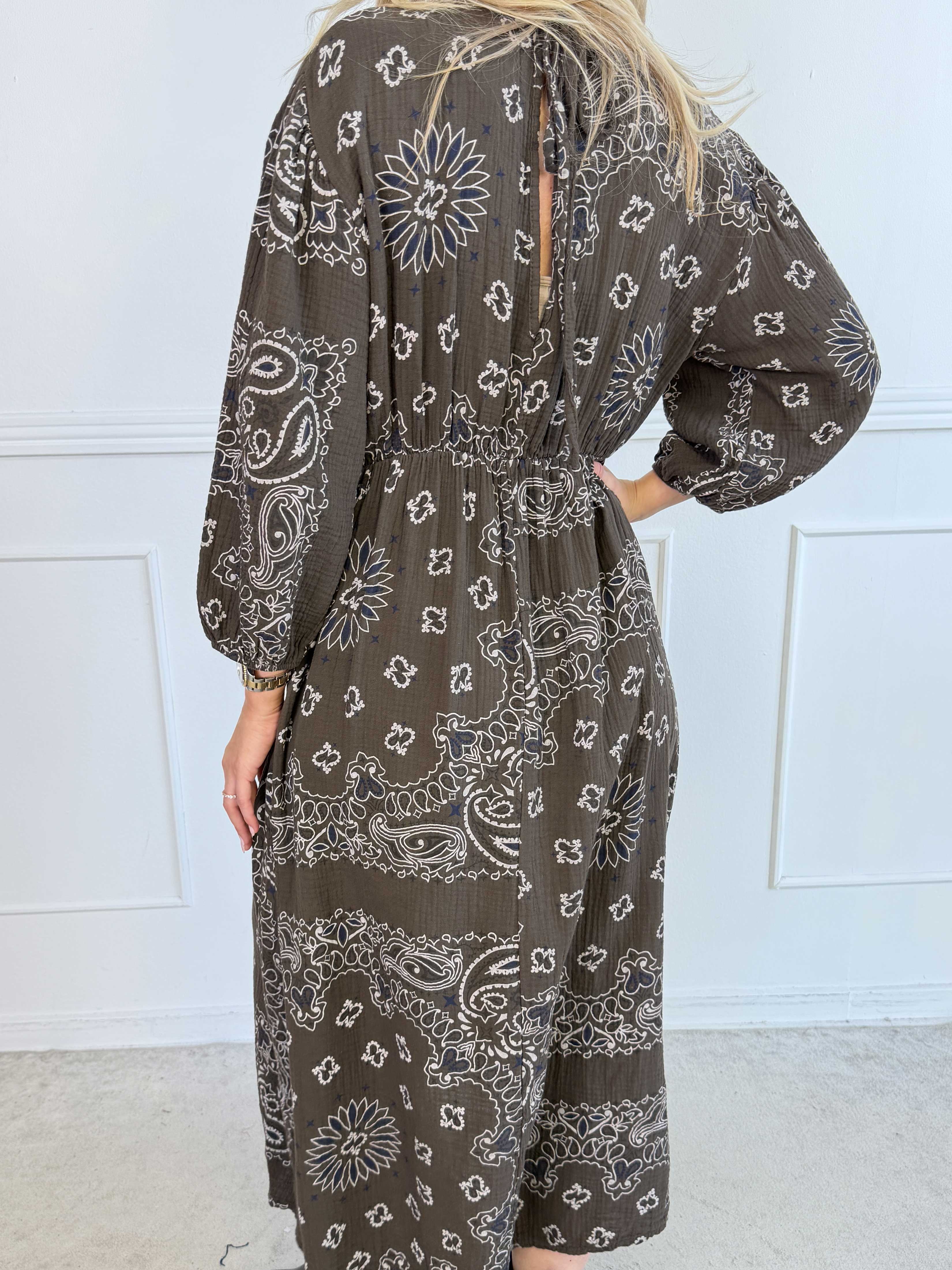 Jasmin Paisley – Plus size klänning i mjuk bomullsmuslin med paisleymönster