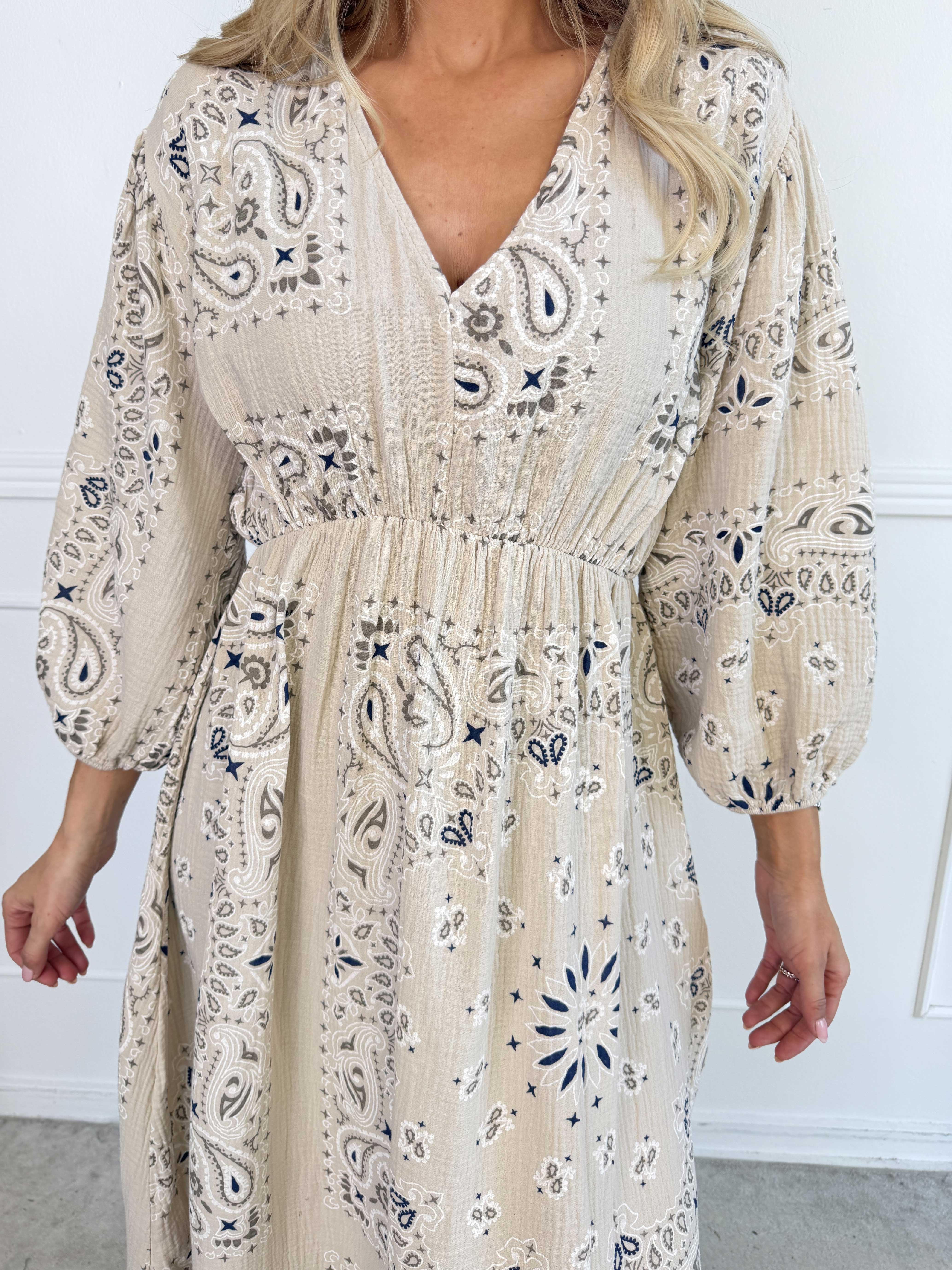 Jasmin Paisley – Lång klänning i mjuk bomullsmuslin med paisleymönster