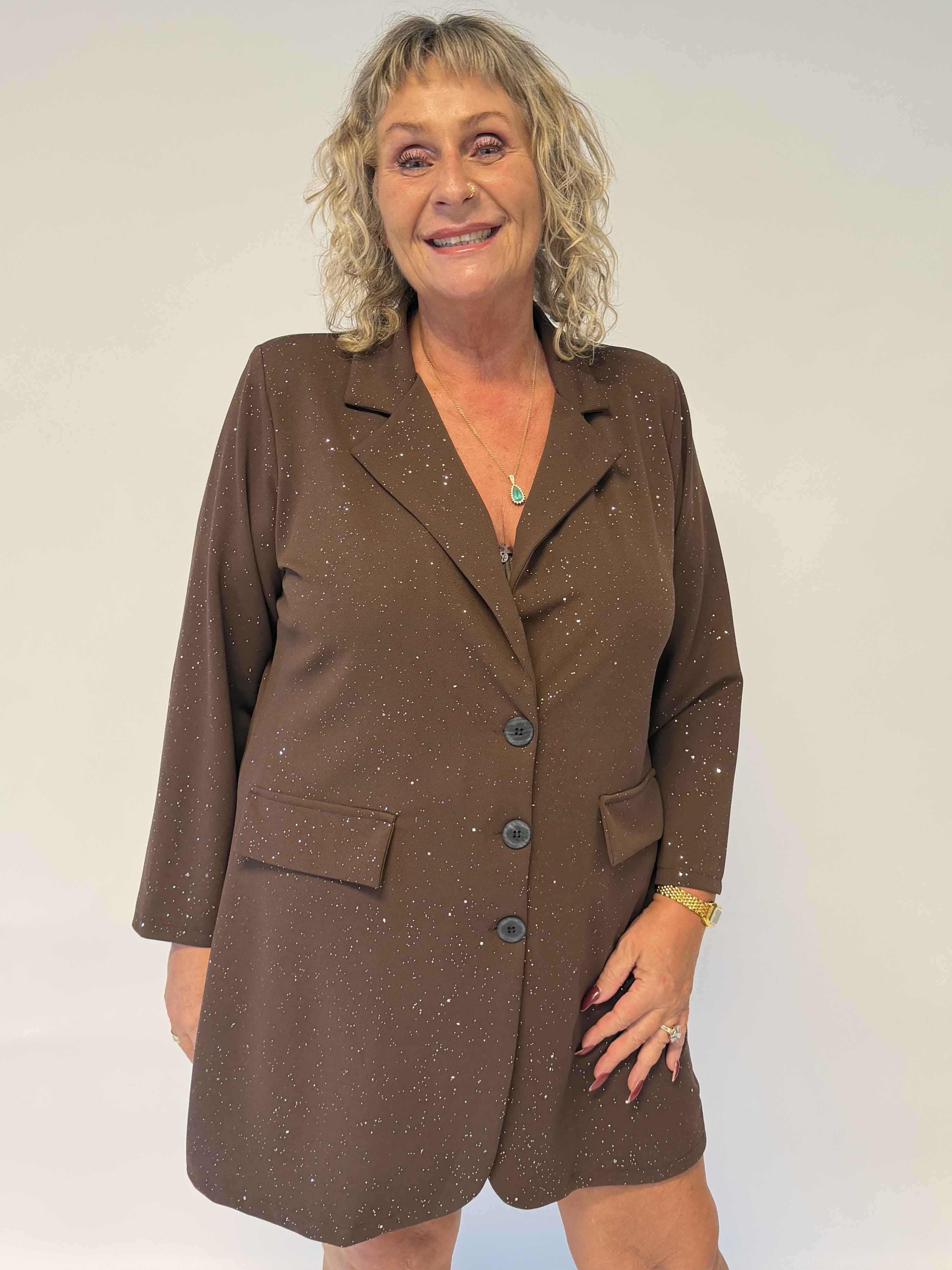 Medea Long - Elegant kavaj i plus size med fint glitterdamm som ger en exklusiv look