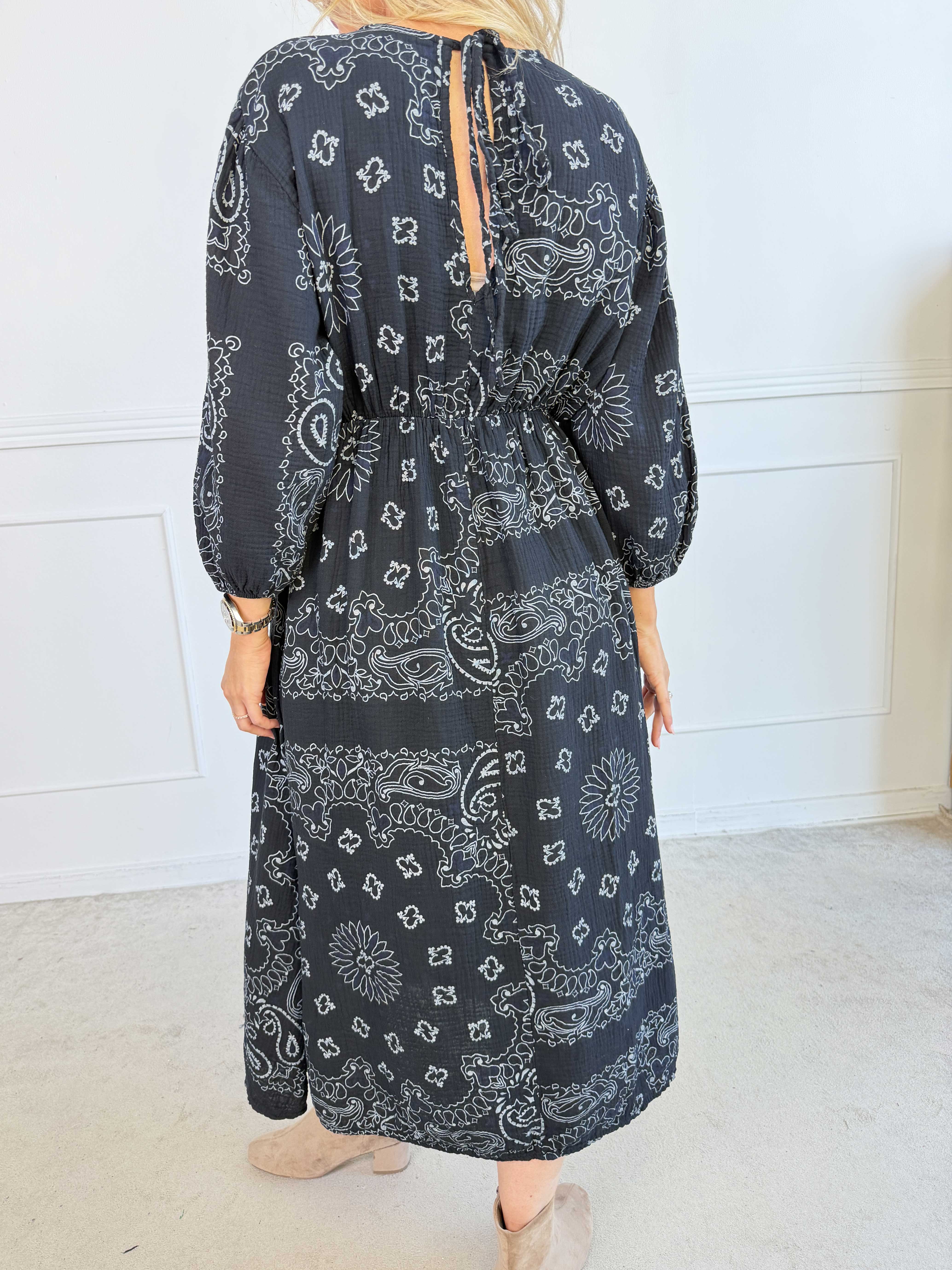 Jasmin Paisley – Plus size klänning i mjuk bomullsmuslin med paisleymönster
