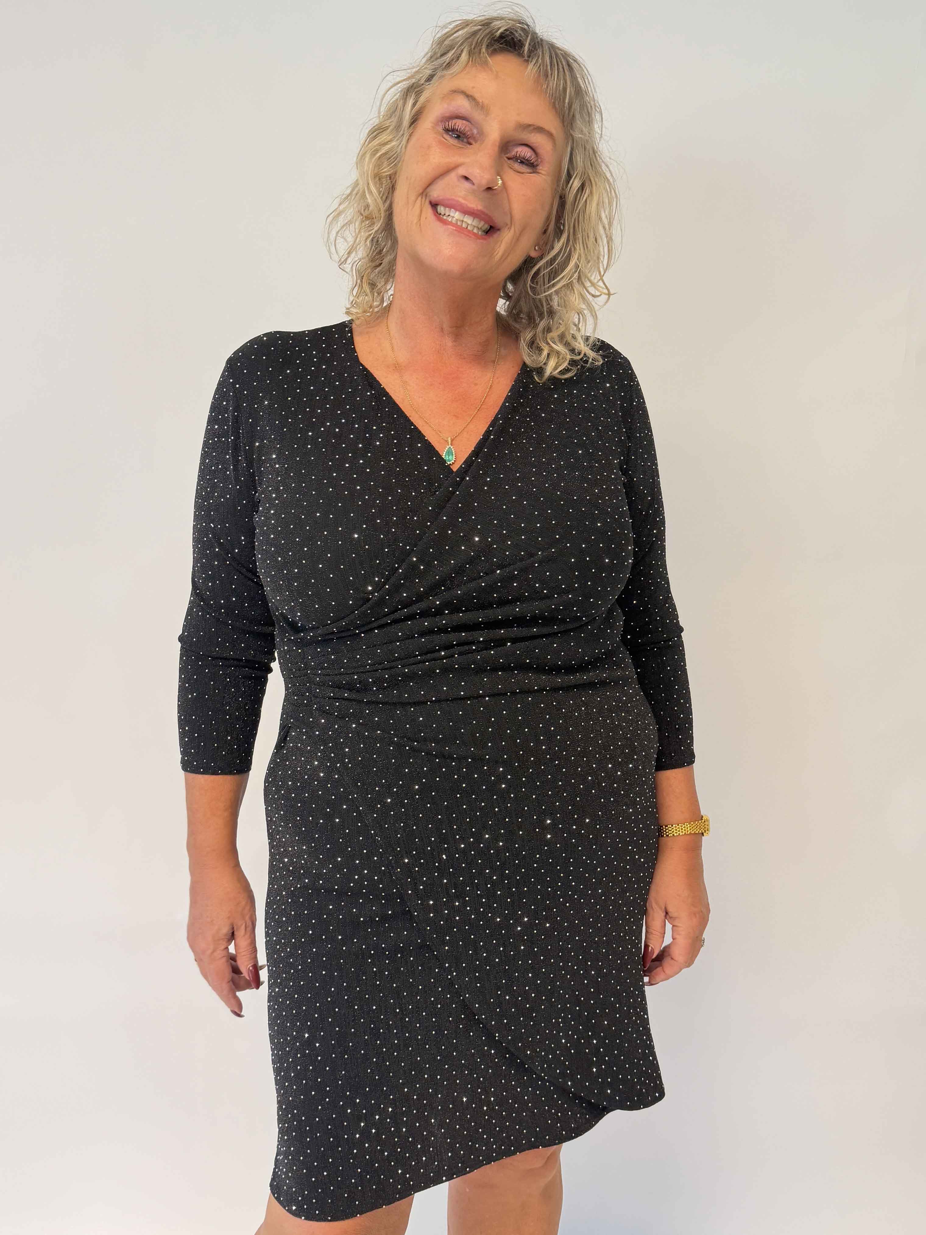 Kata - Glittrande klänning i plus size med omlottlook, massor av stretch och fina glittertrådar