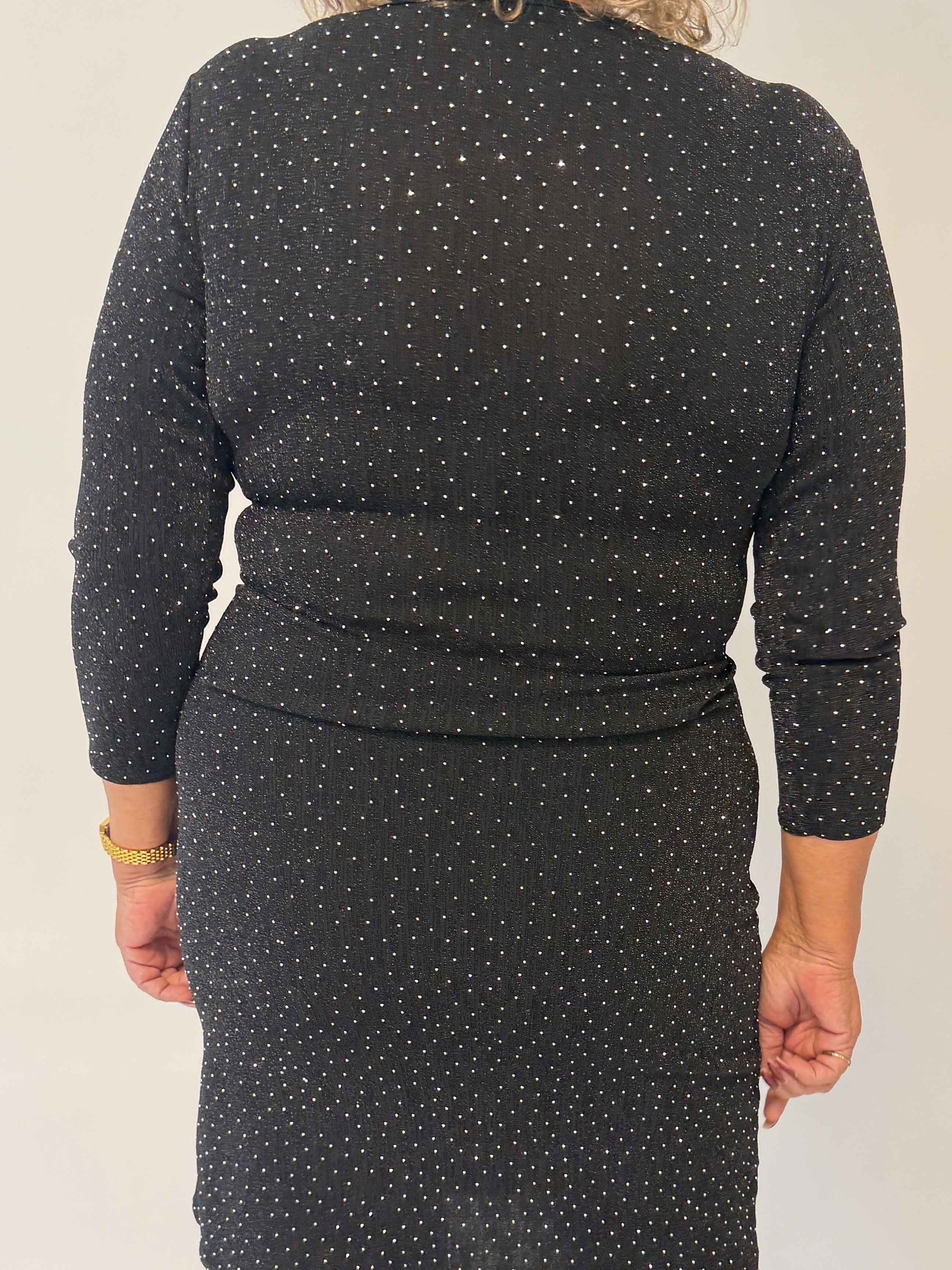 Kata - Glittrande klänning i plus size med omlottlook, massor av stretch och fina glittertrådar