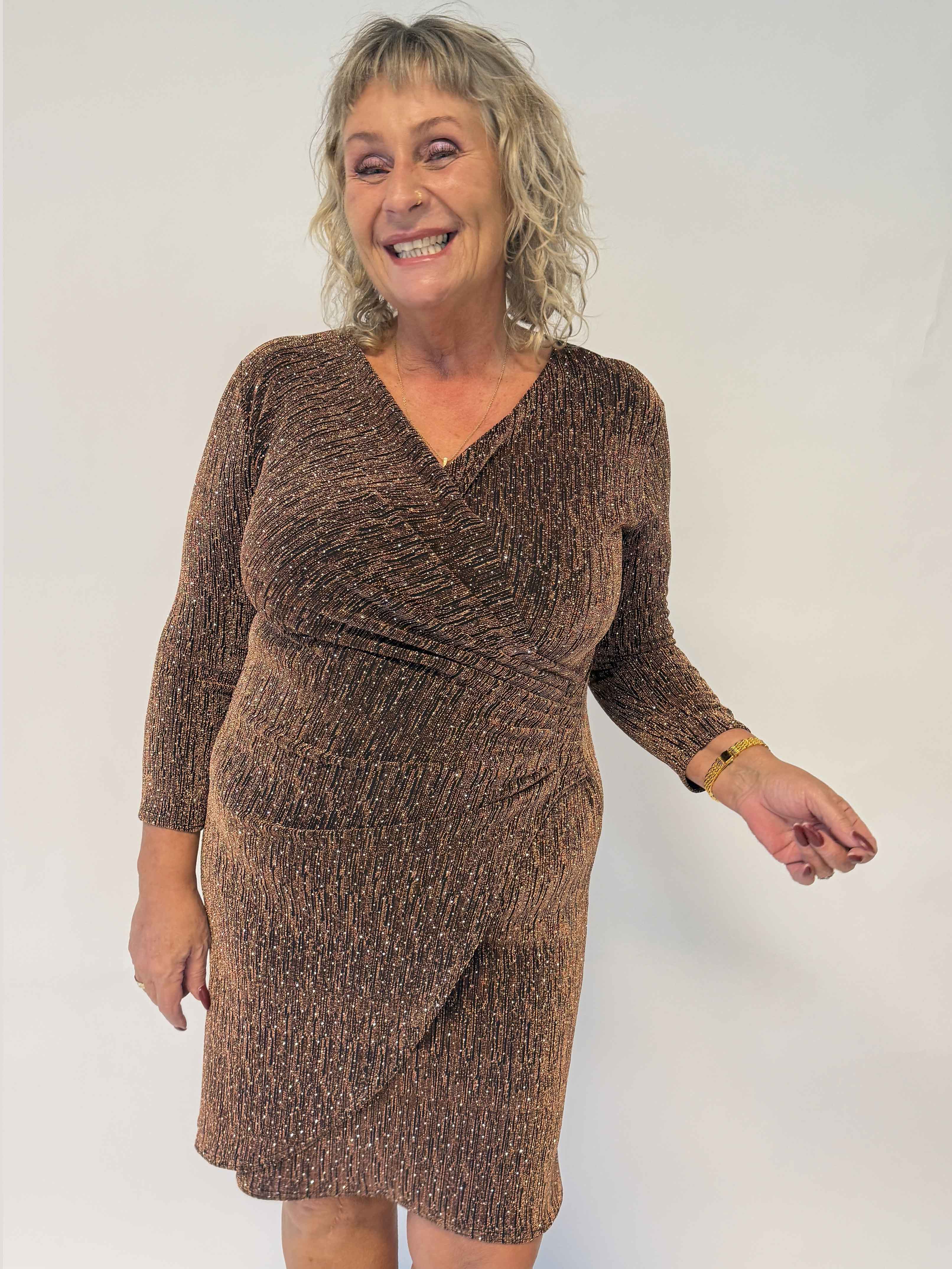 Kata - Glittrande klänning i plus size med omlottlook, massor av stretch och fina glittertrådar
