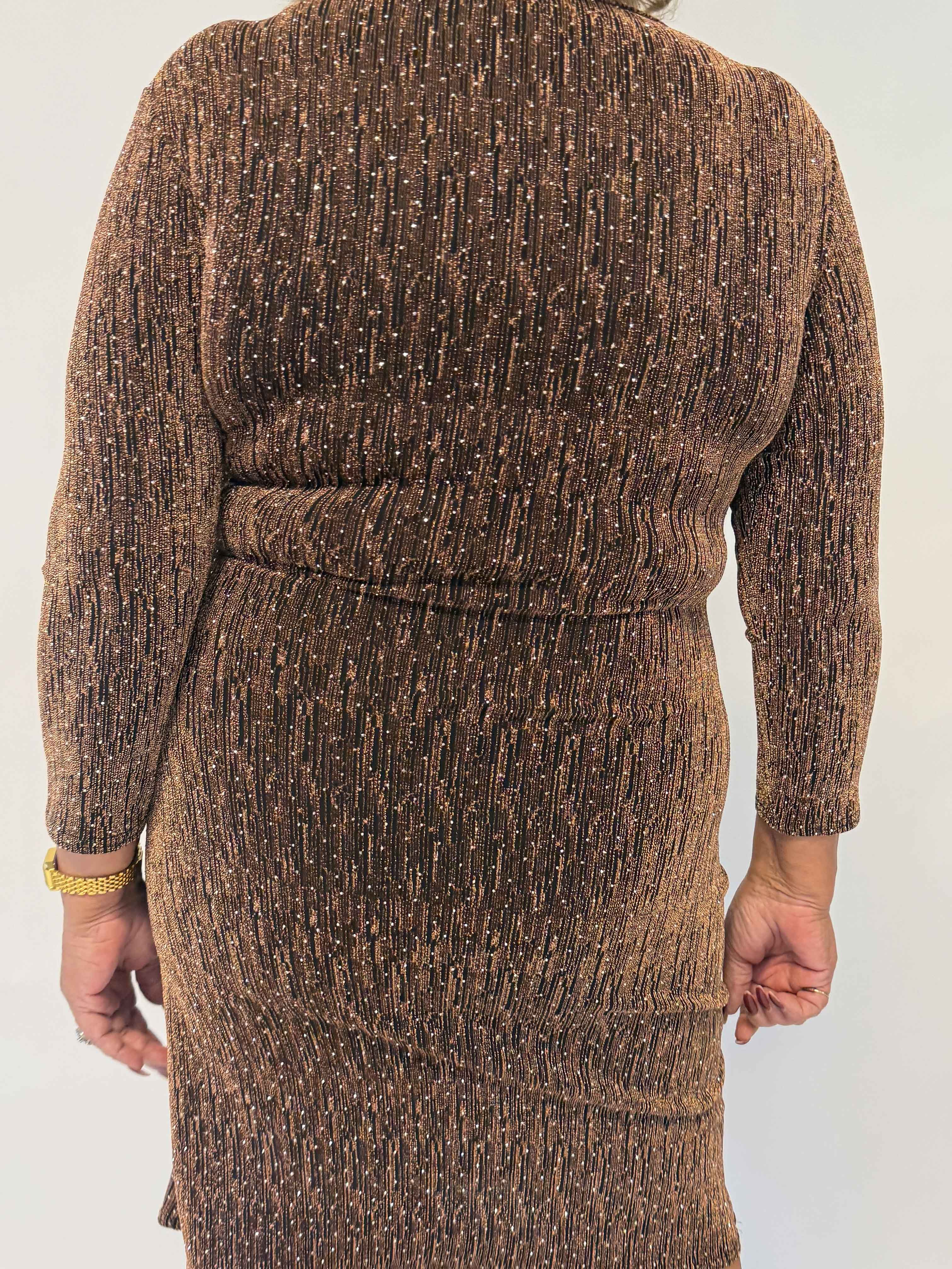 Kata - Glittrande klänning i plus size med omlottlook, massor av stretch och fina glittertrådar