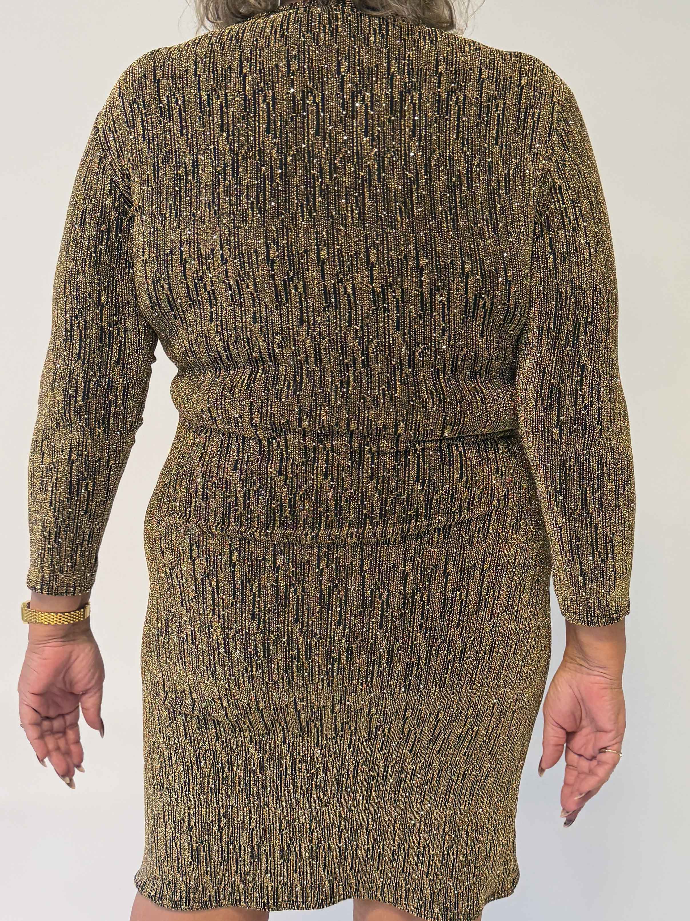 Kata - Glittrande klänning i plus size med omlottlook, massor av stretch och fina glittertrådar