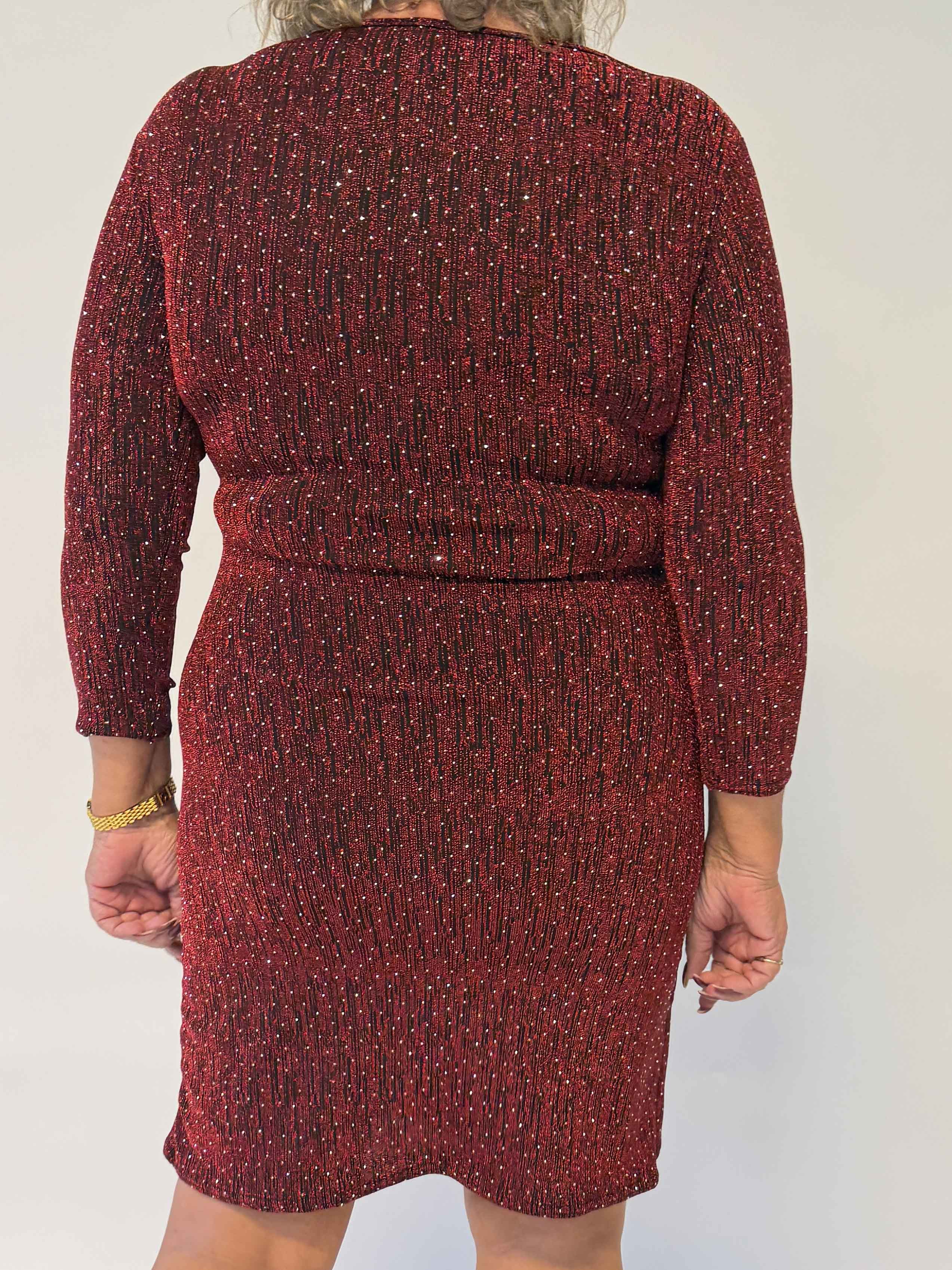 Kata - Glittrande klänning i plus size med omlottlook, massor av stretch och fina glittertrådar