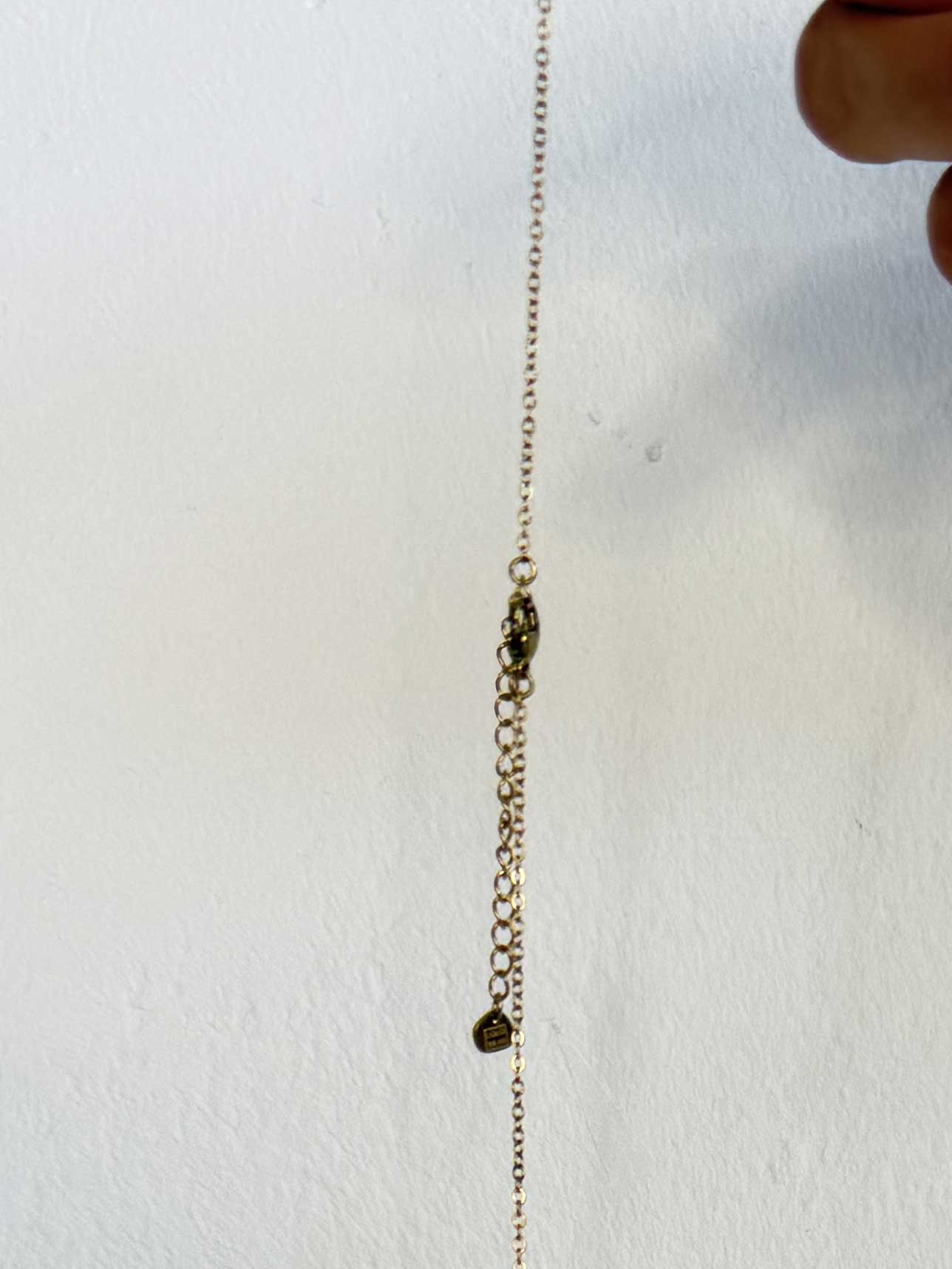 Lunelle - Långt guldfärgat halsband med fina, runda hängsmycken