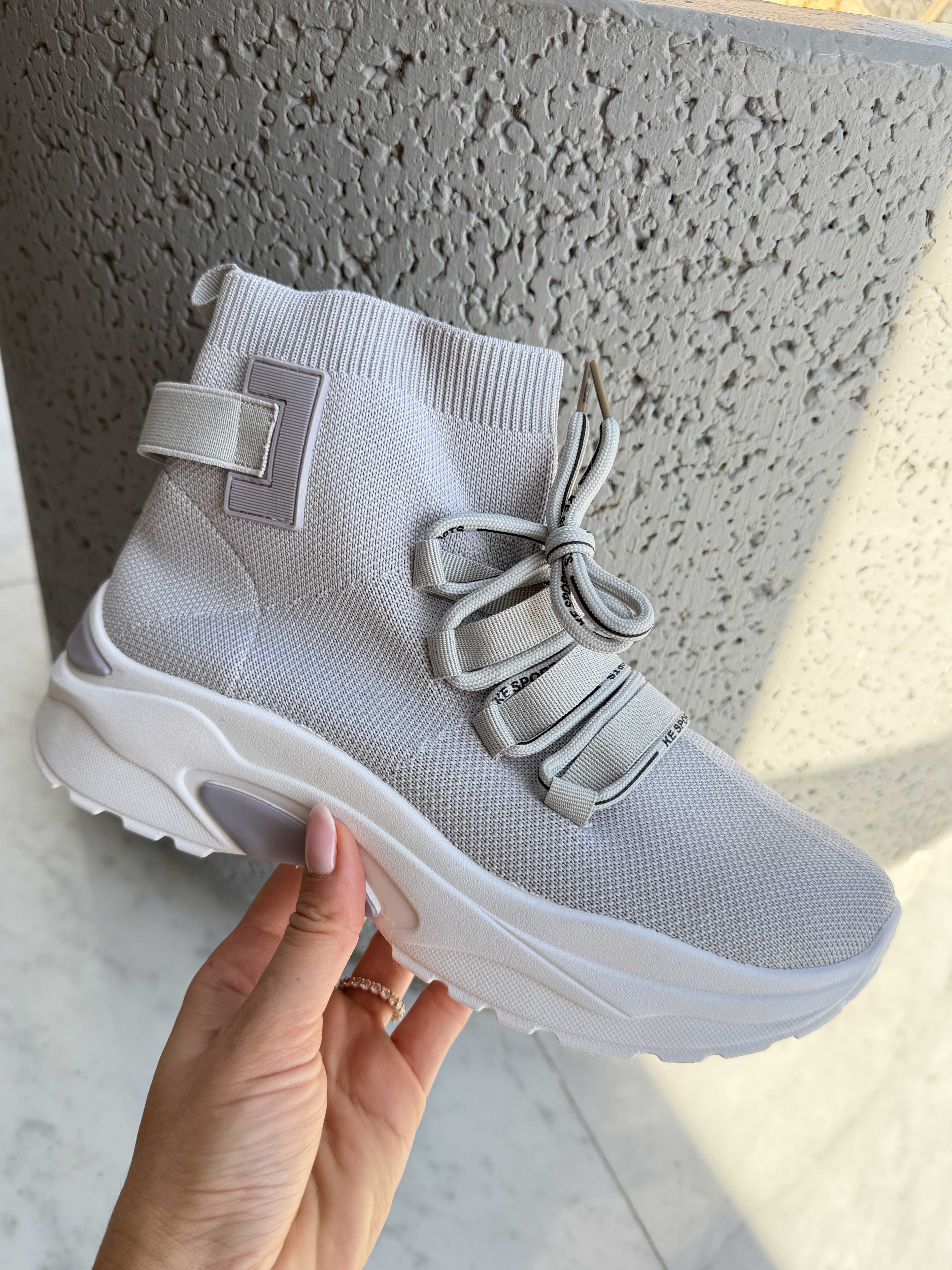 Deysi – Trendiga sock-sneakers med textdetaljer på skosnörena