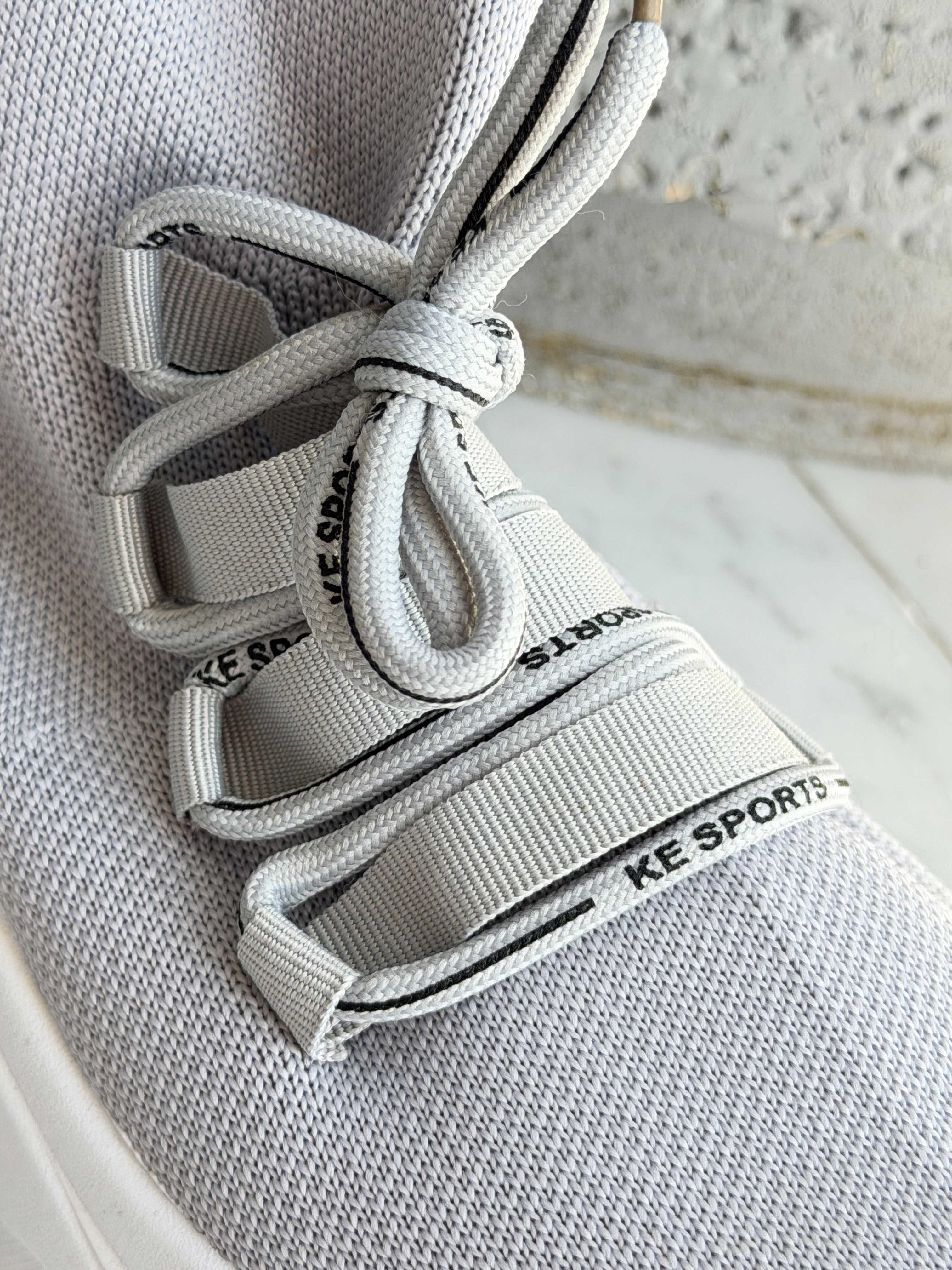 Deysi – Trendiga sock-sneakers med textdetaljer på skosnörena
