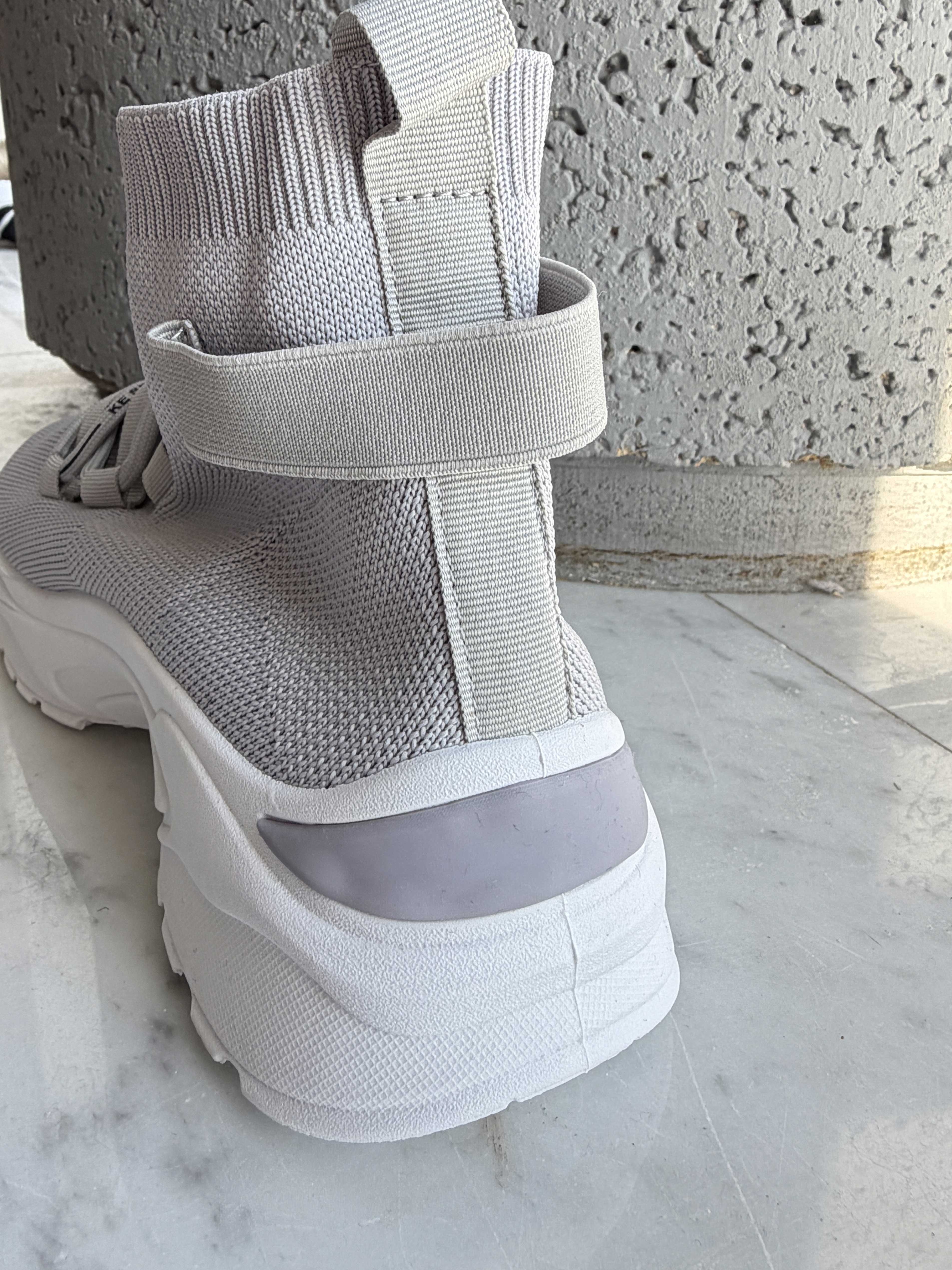 Deysi – Trendiga sock-sneakers med textdetaljer på skosnörena