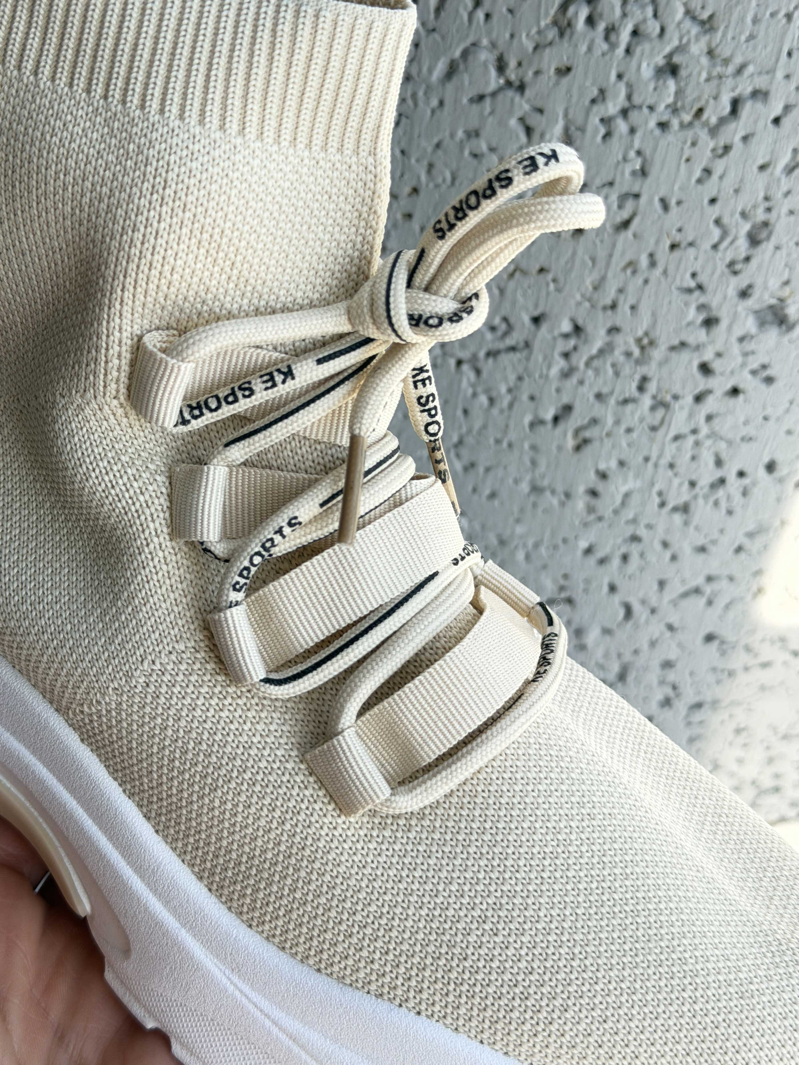 Deysi – Trendiga sock-sneakers med textdetaljer på skosnörena