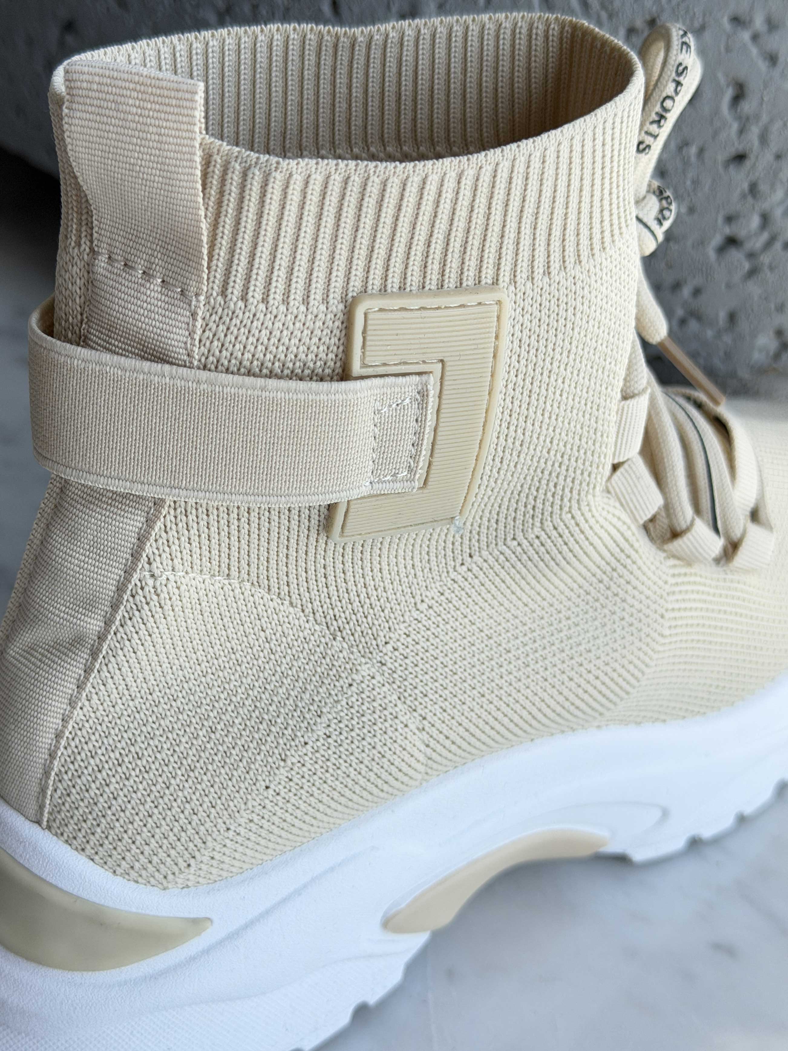 Deysi – Trendiga sock-sneakers med textdetaljer på skosnörena