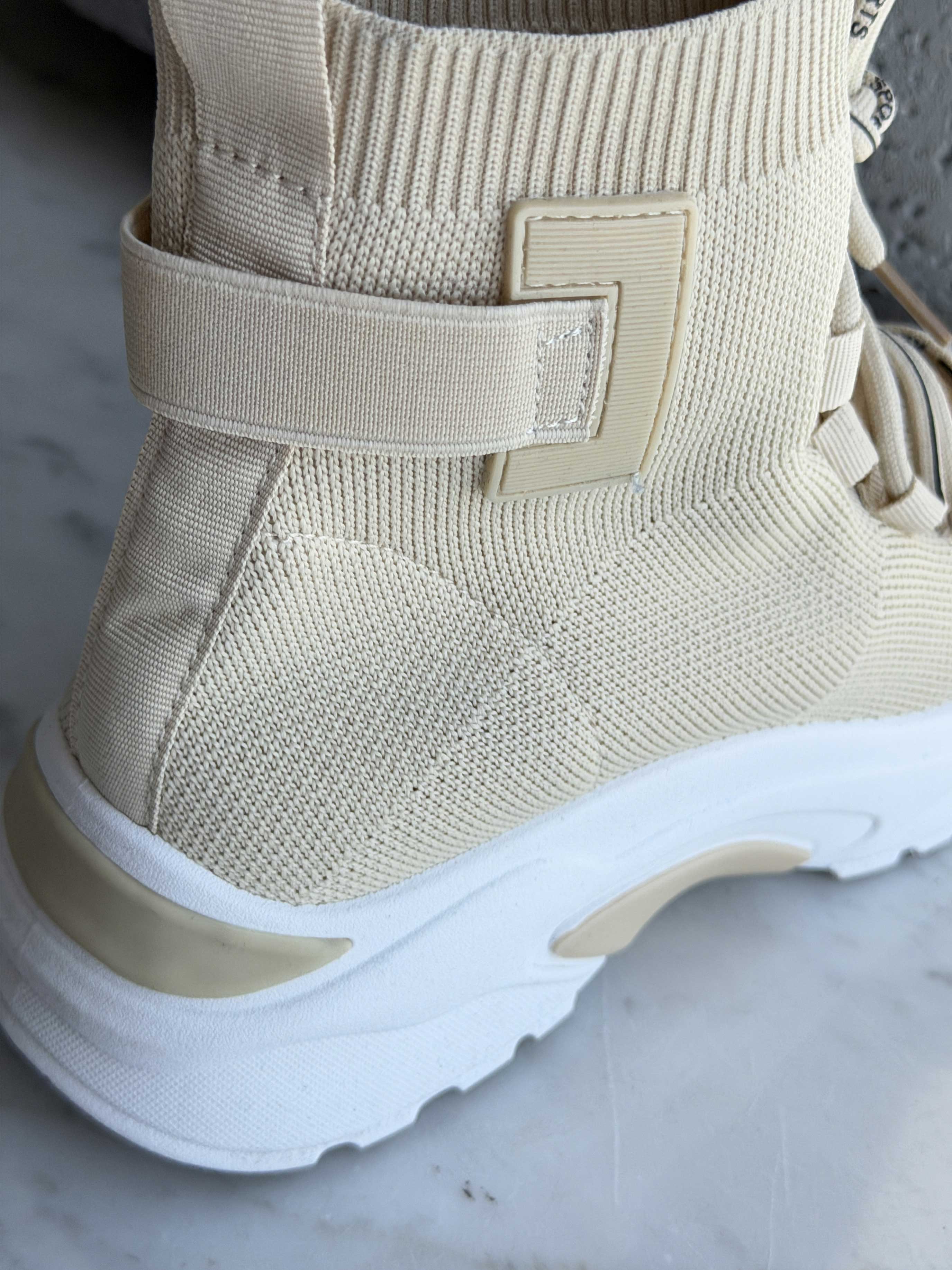 Deysi – Trendiga sock-sneakers med textdetaljer på skosnörena