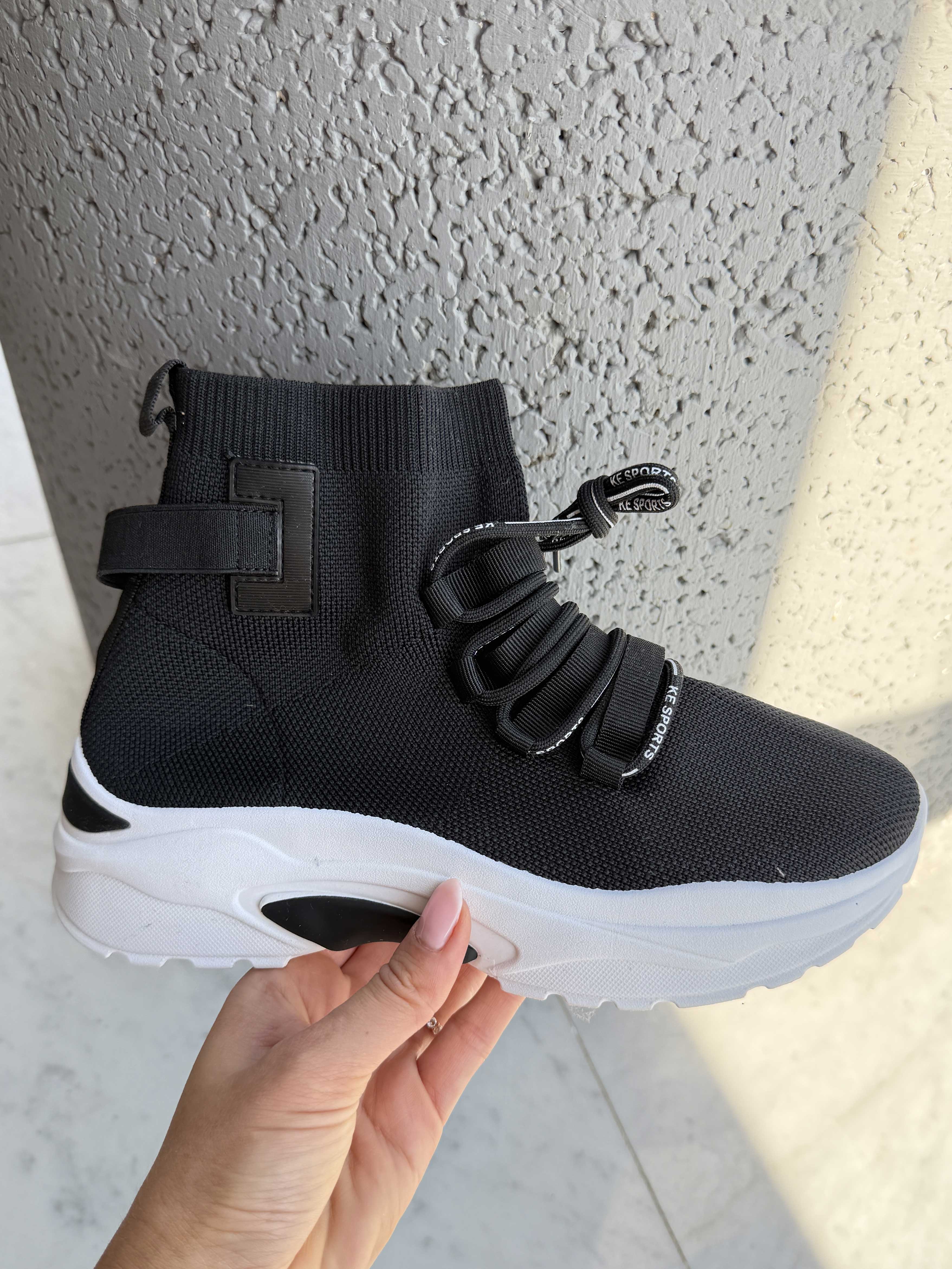 Deysi – Trendiga sock-sneakers med textdetaljer på skosnörena