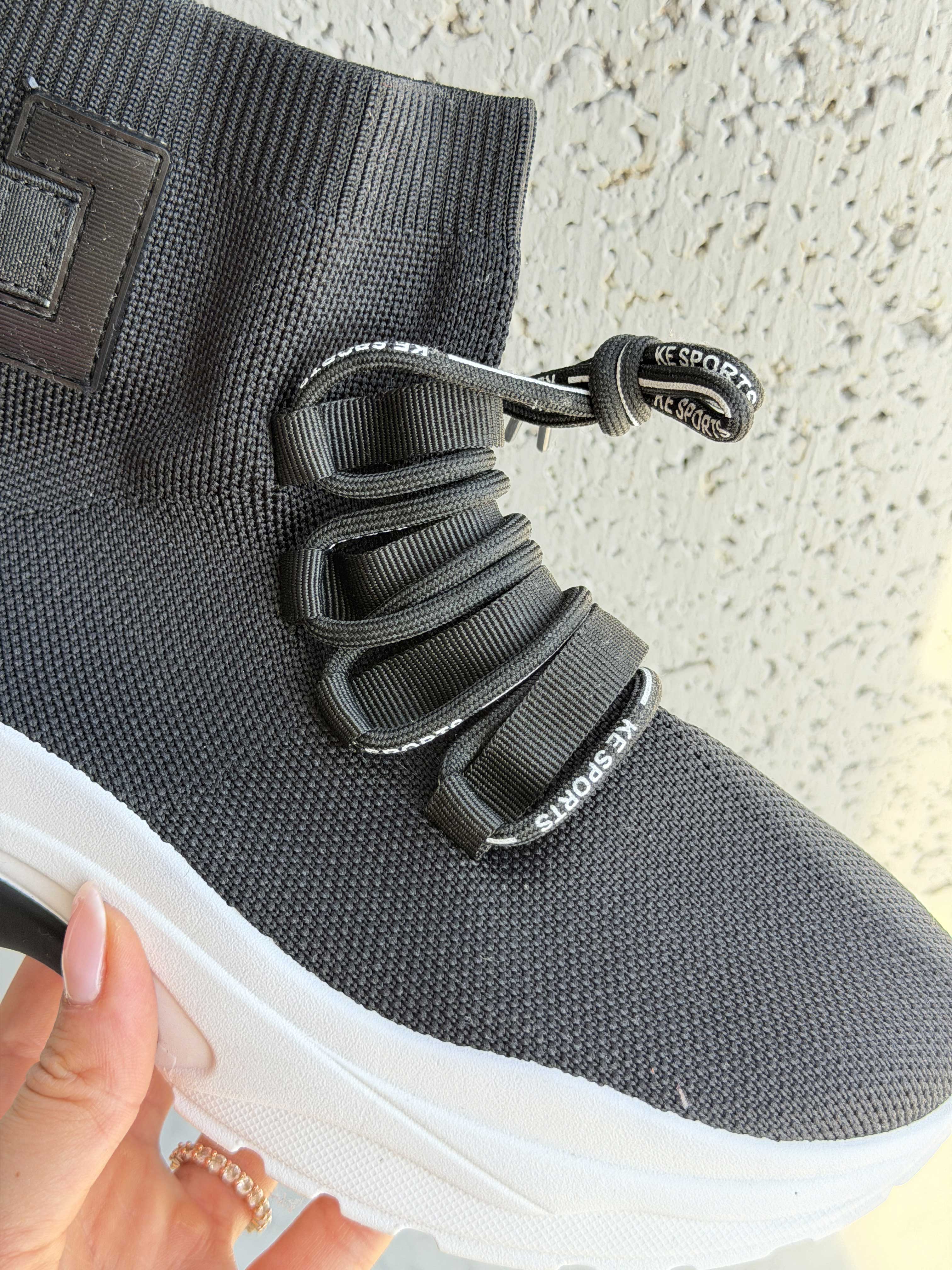 Deysi – Trendiga sock-sneakers med textdetaljer på skosnörena