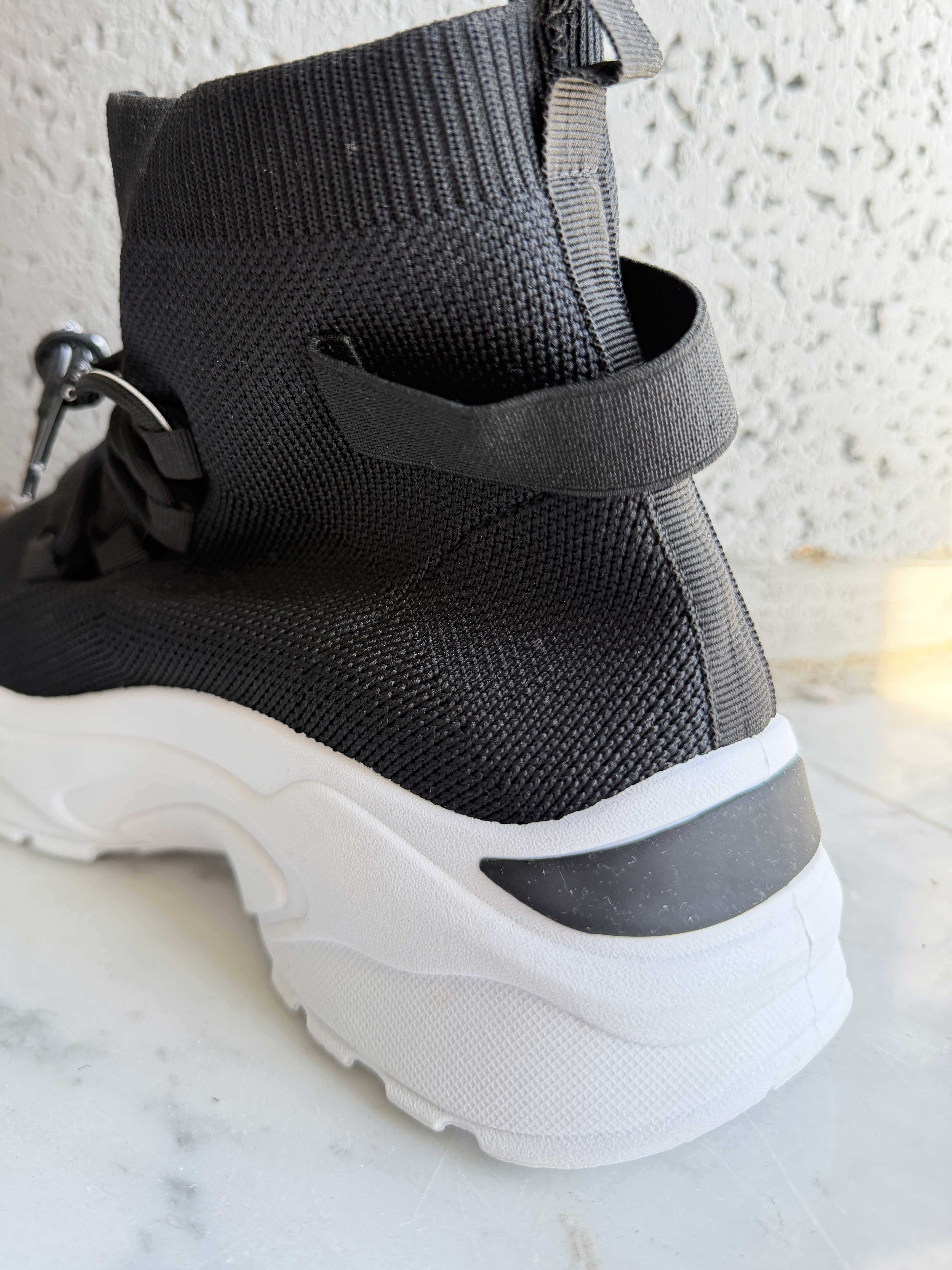Deysi – Trendiga sock-sneakers med textdetaljer på skosnörena