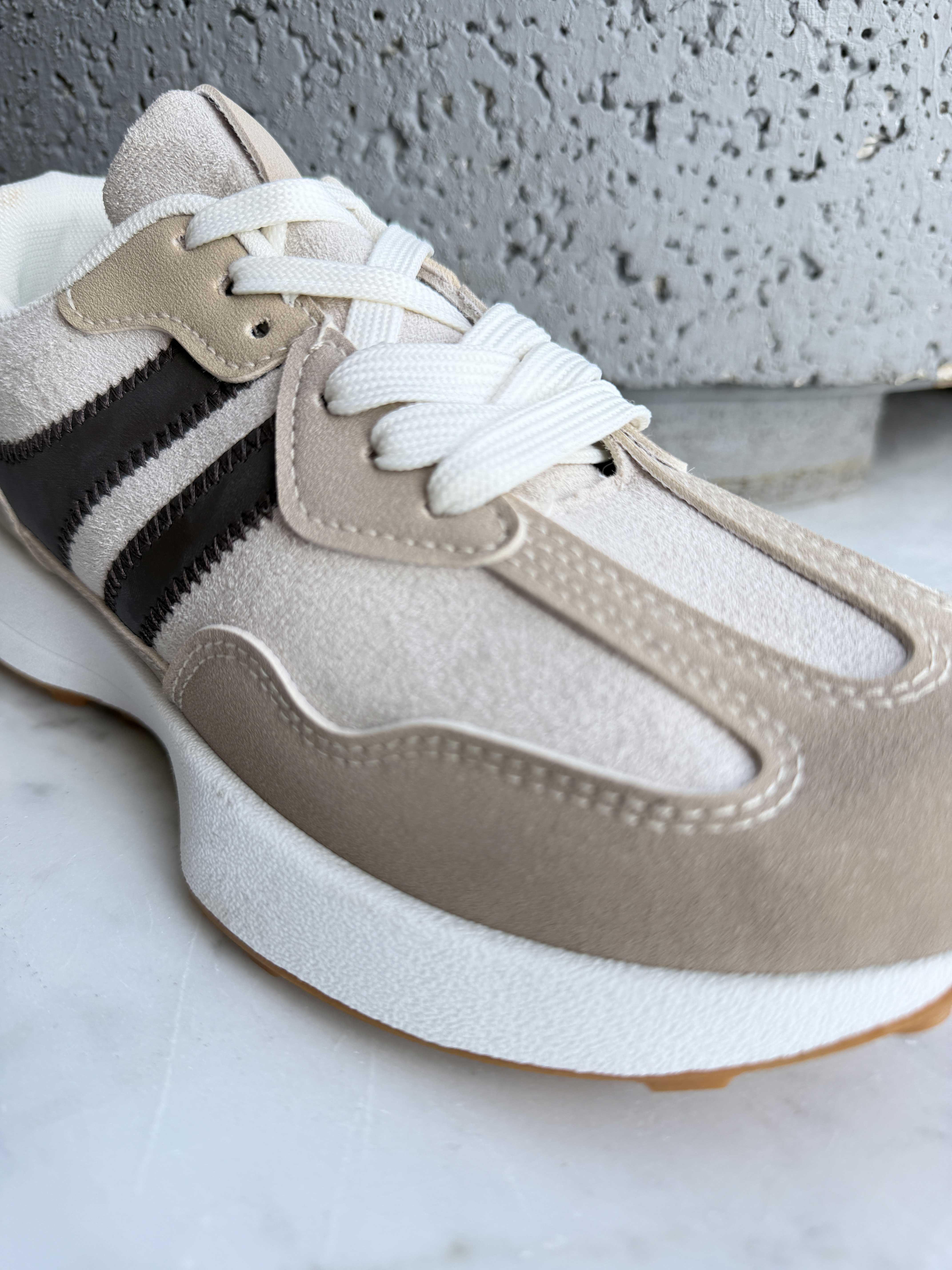 Elva – Sneakers med mocka-look och vit sula