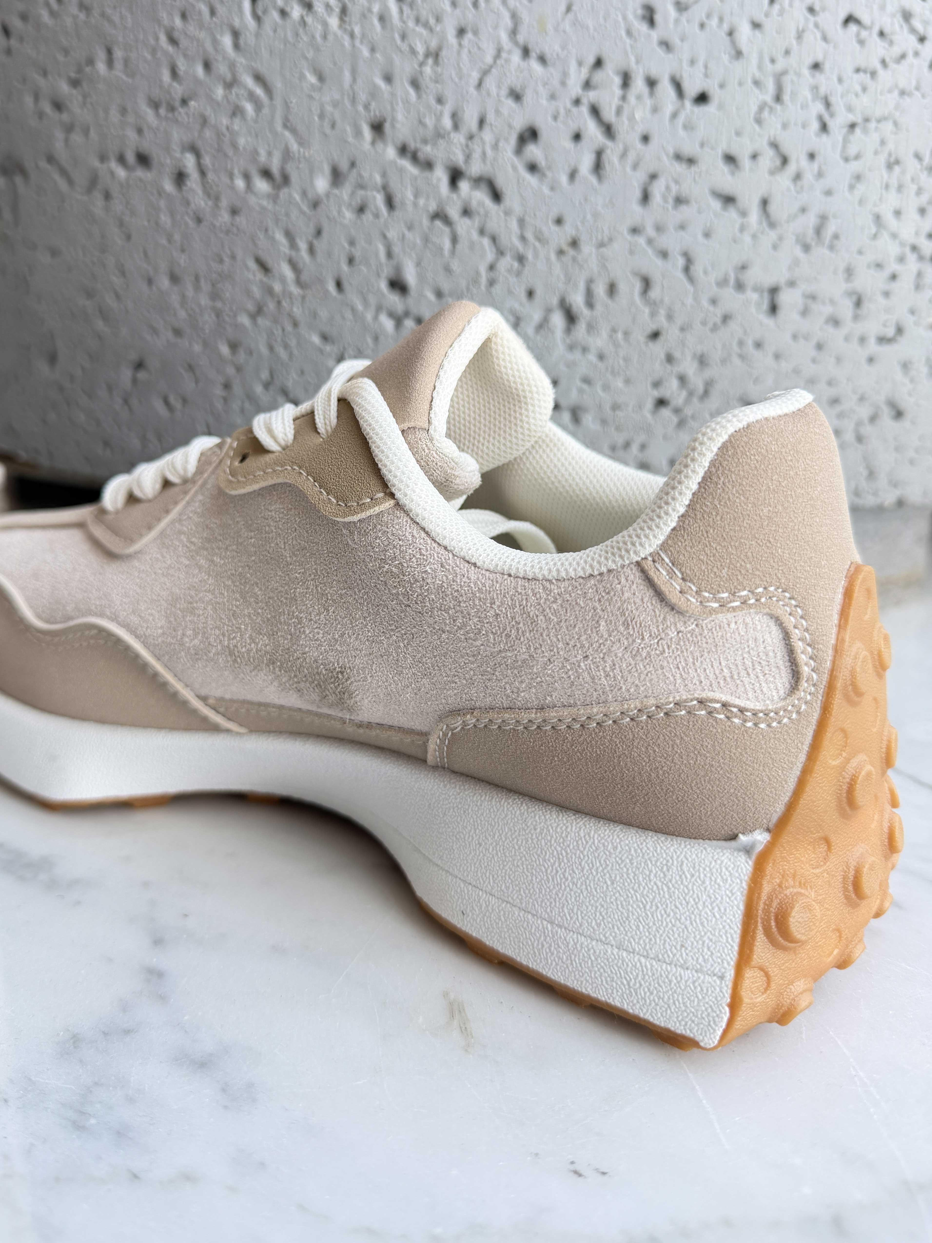 Elva – Sneakers med mocka-look och vit sula