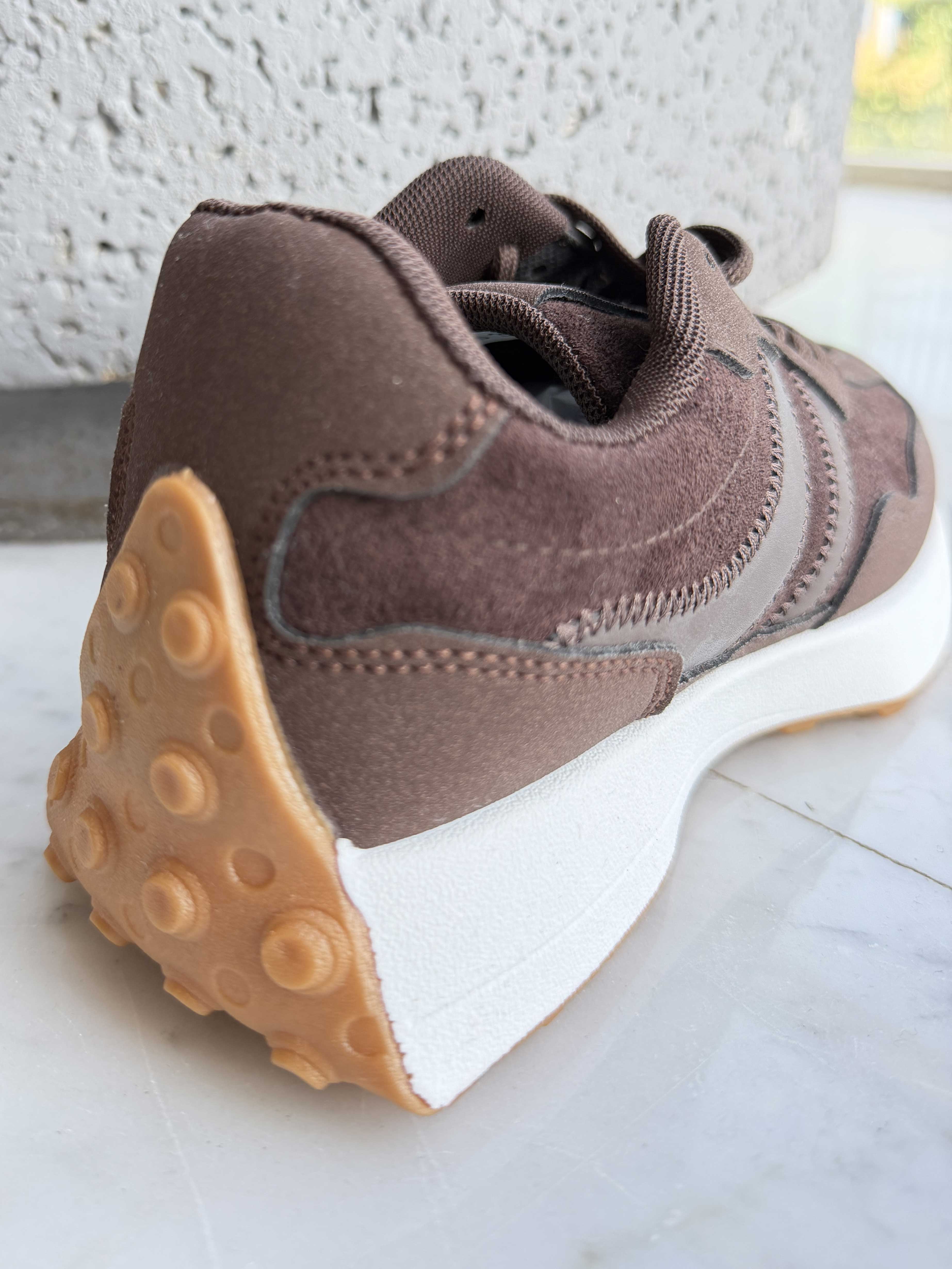 Elva – Sneakers med mocka-look och vit sula