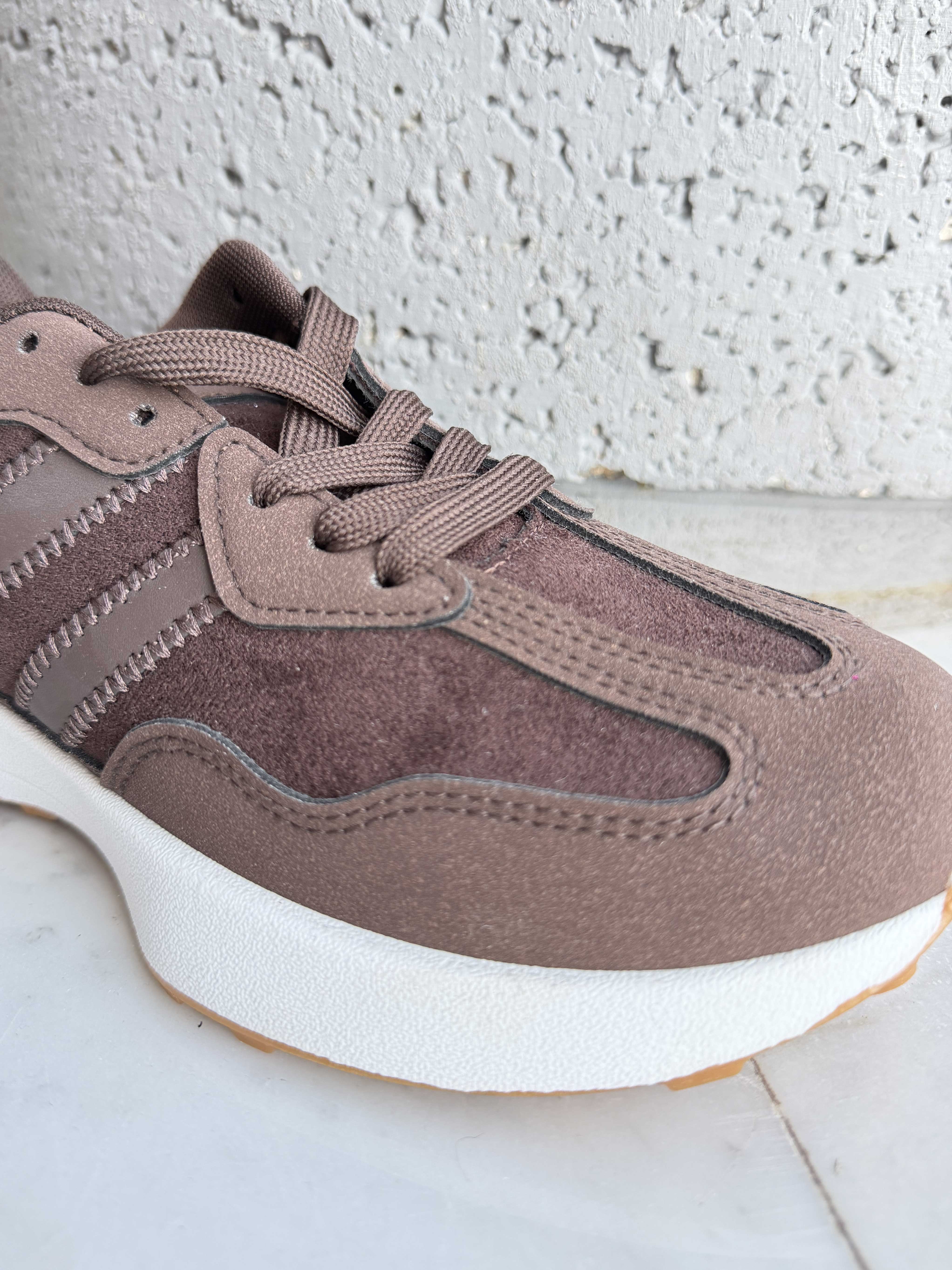 Elva – Sneakers med mocka-look och vit sula