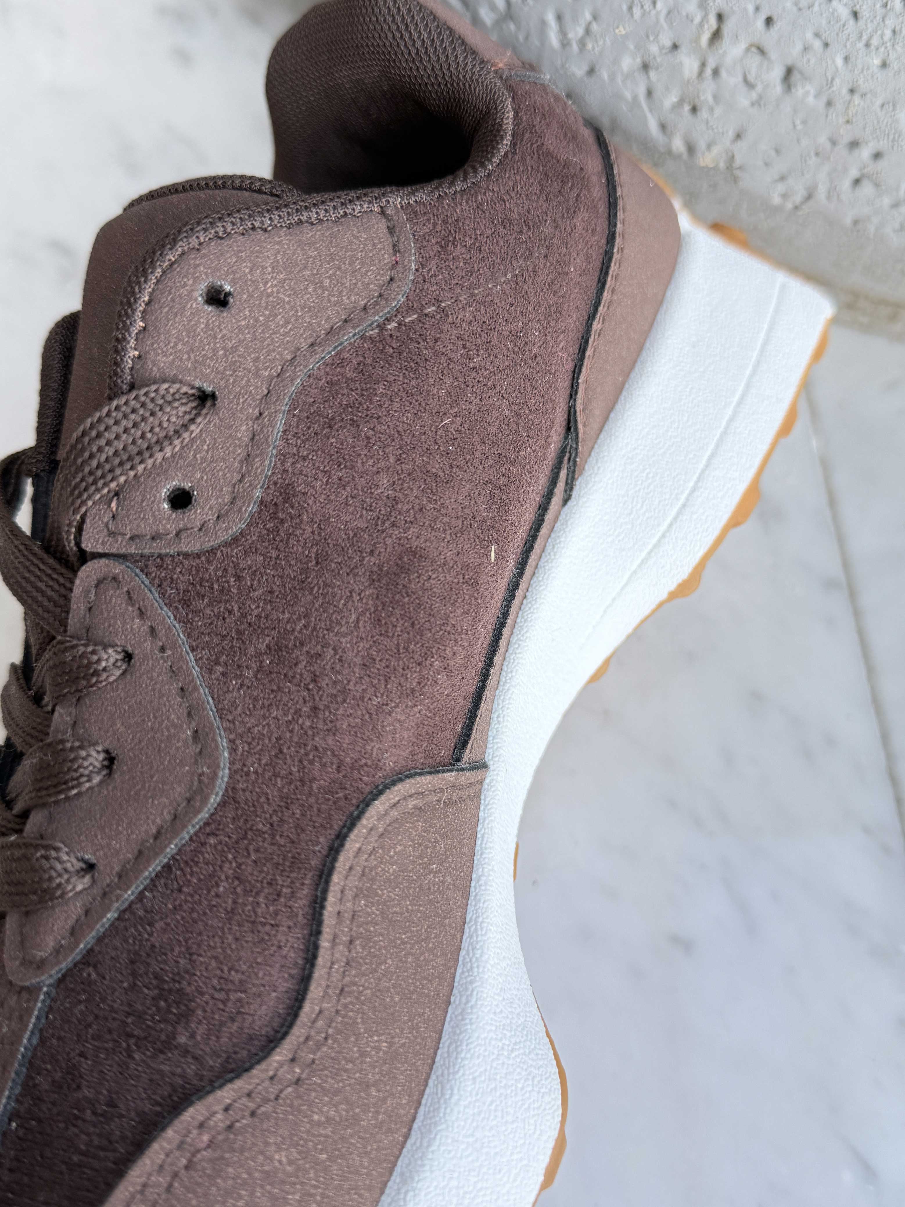 Elva – Sneakers med mocka-look och vit sula