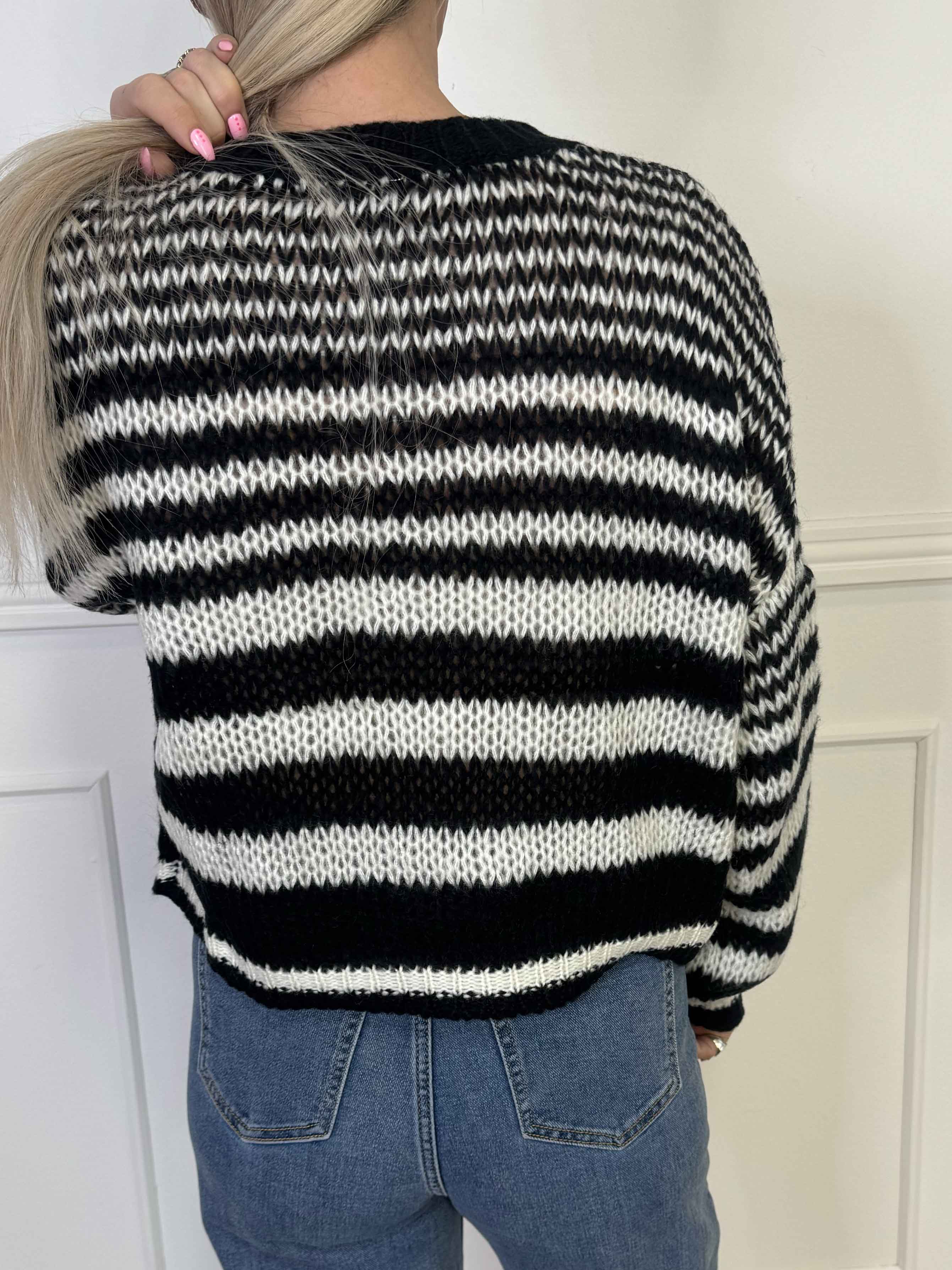 Sevillia - Hyggelig sort og hvid stribet strik