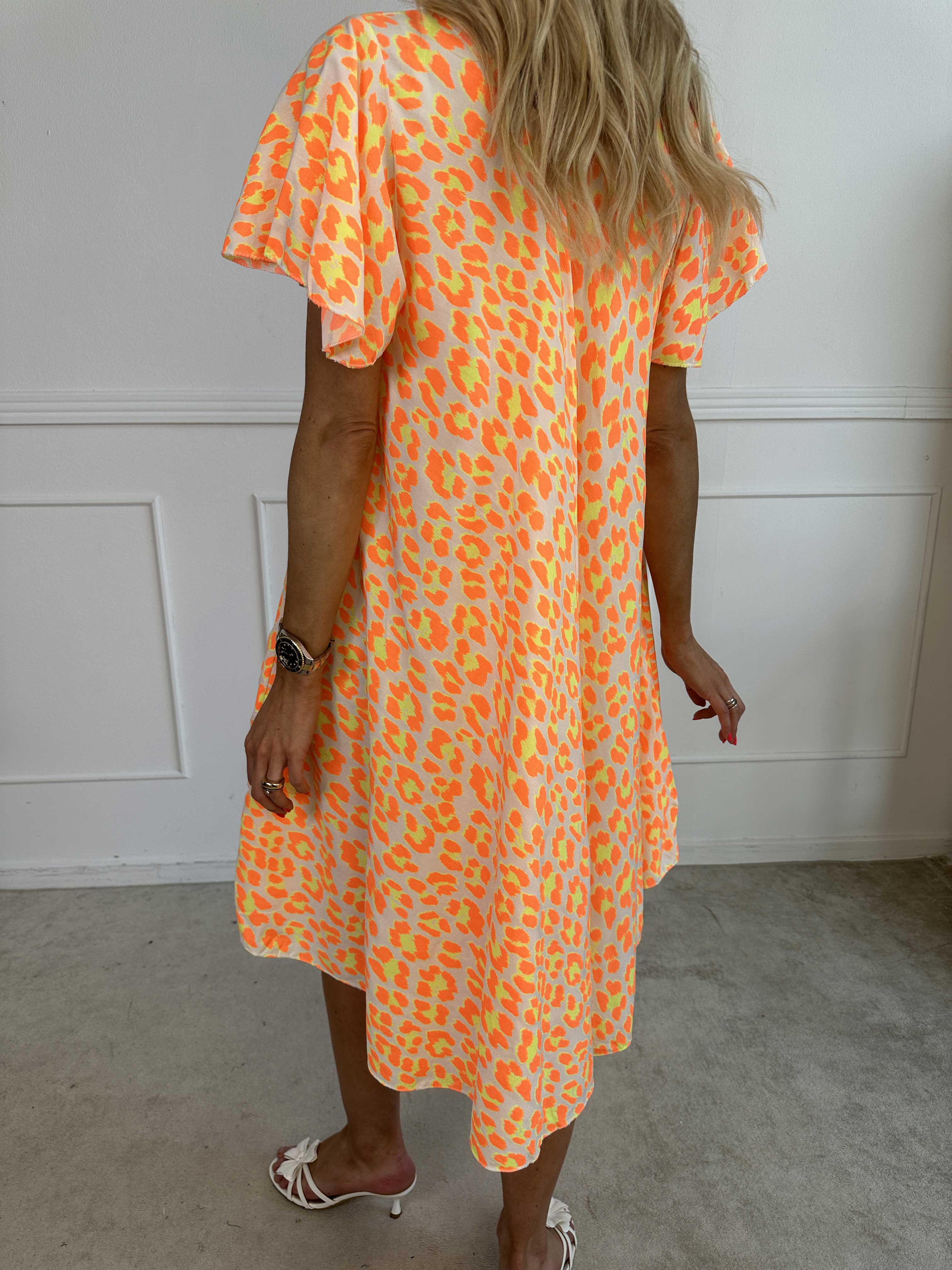 Chione - Söt A-linjeformad klänning med leopardmönster