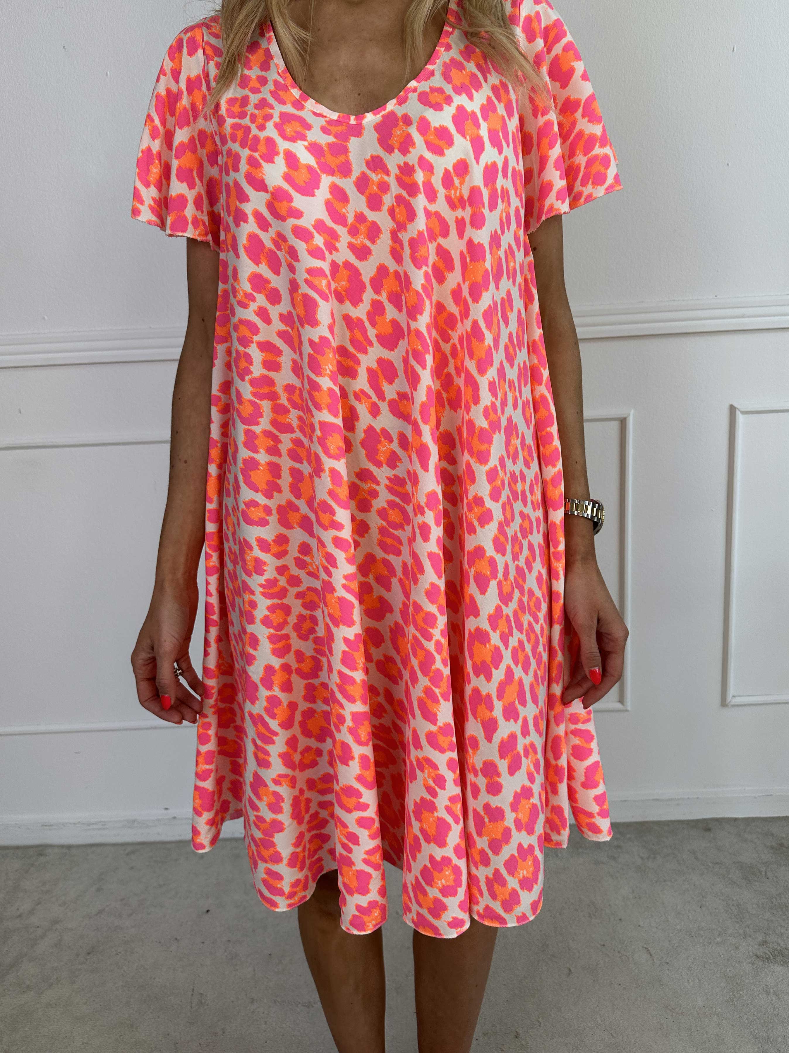 Chione - Söt A-linjeformad klänning med leopardmönster