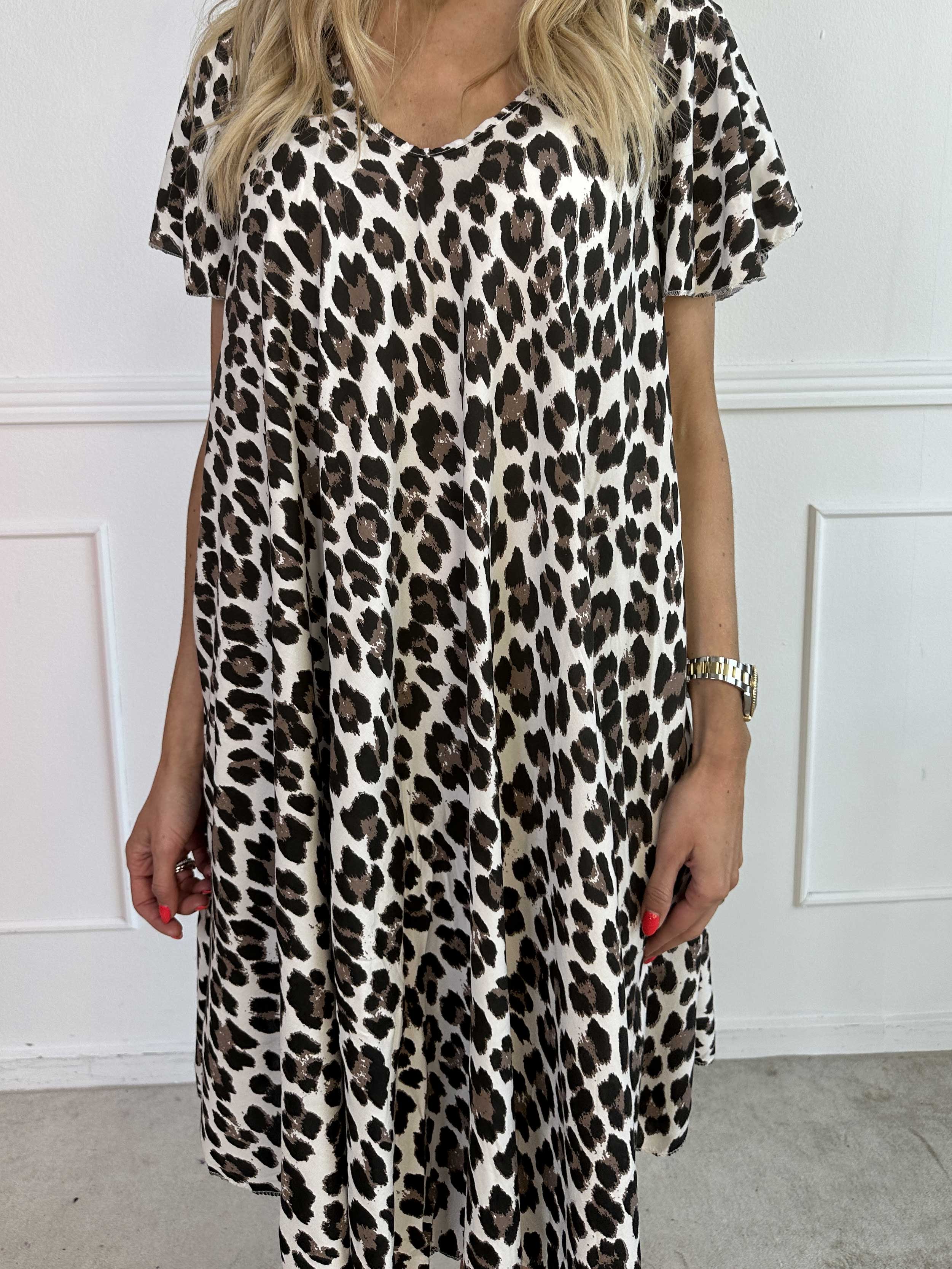 Chione - Söt A-linjeformad klänning med leopardmönster