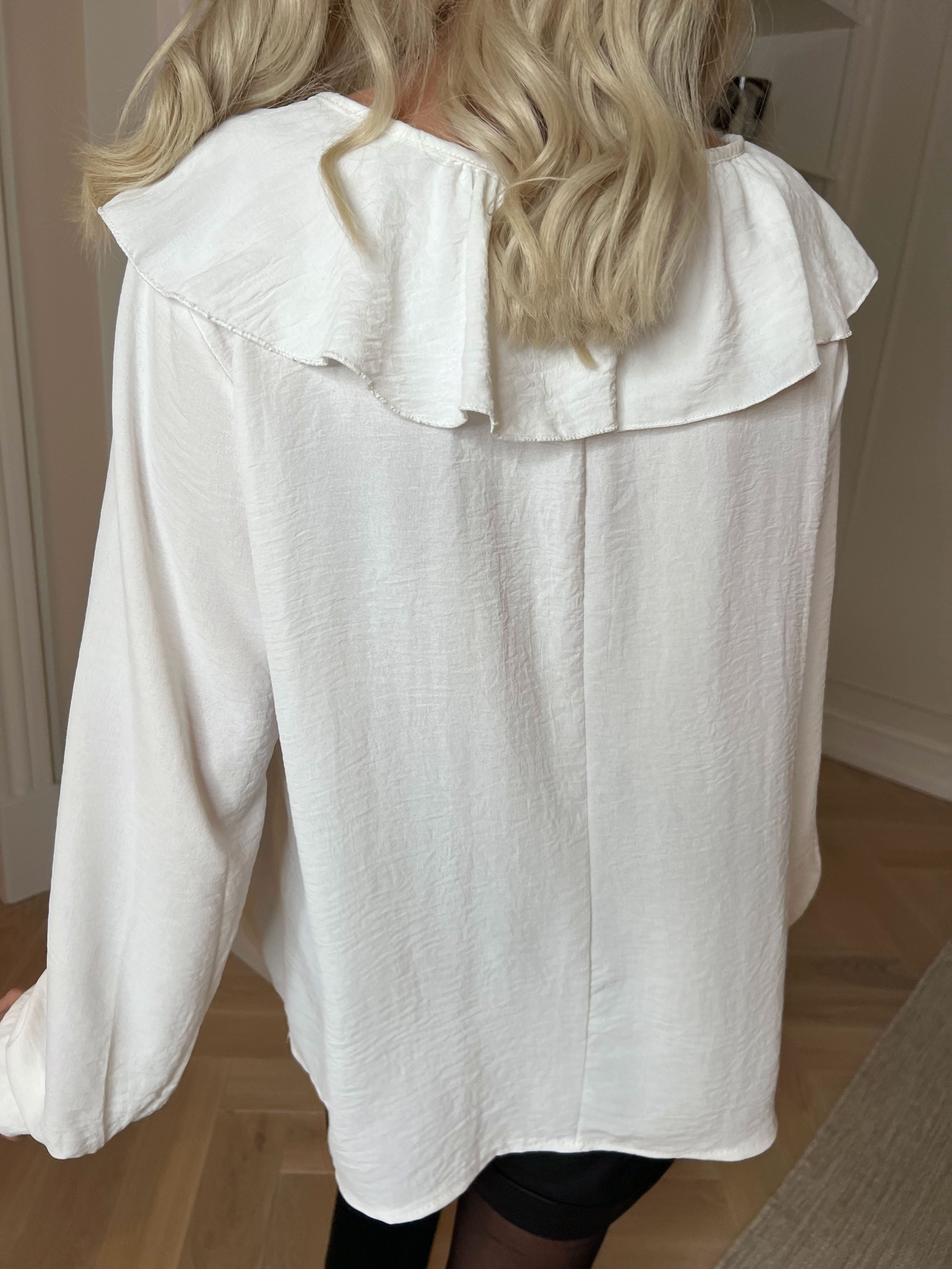 Alcoy - Klassik tunika i viskose med flæsekant